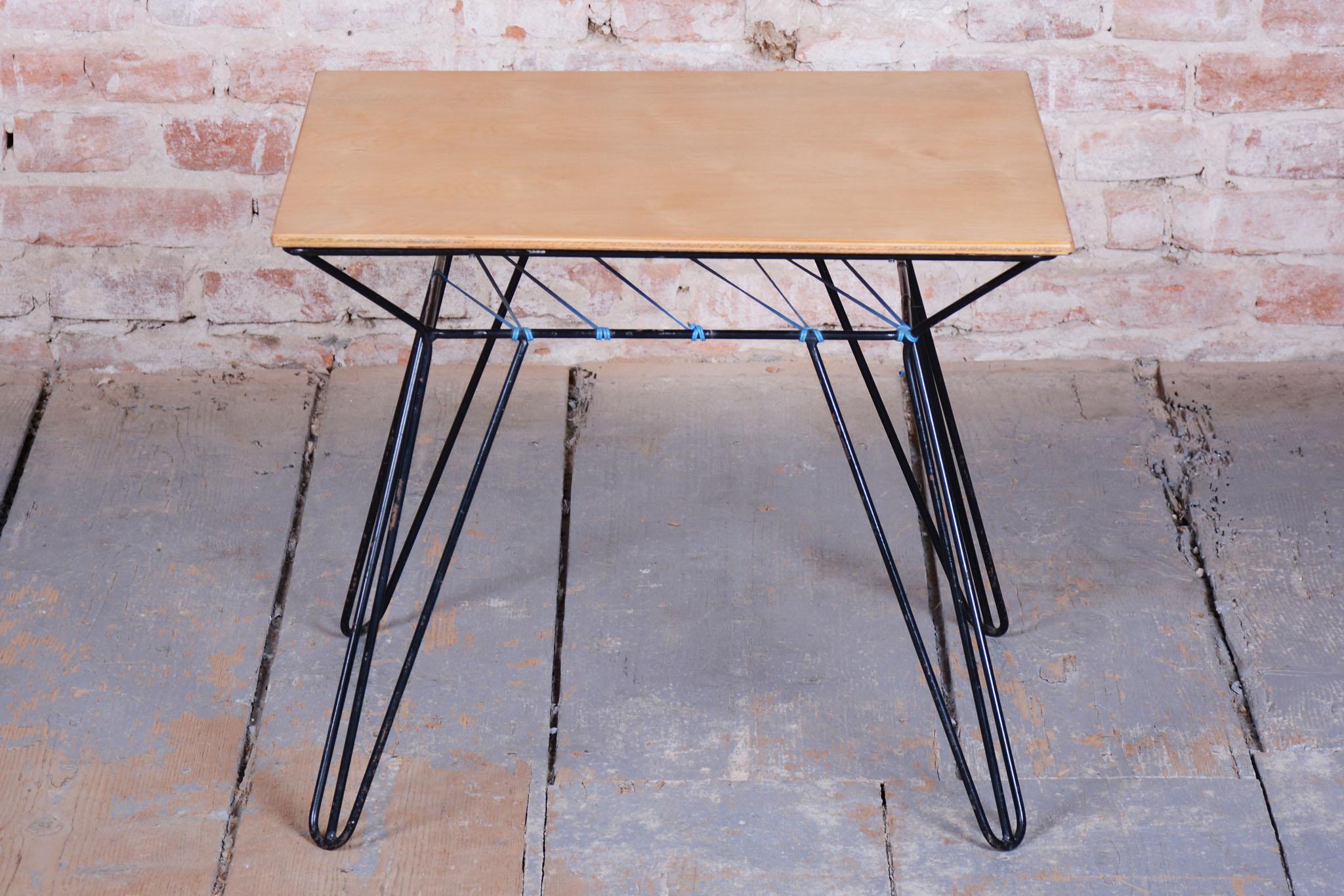 Mid-Century Modern Table basse restaurée du milieu du siècle dernier, Beeche, métal noirci, tchèque, années 1950 en vente