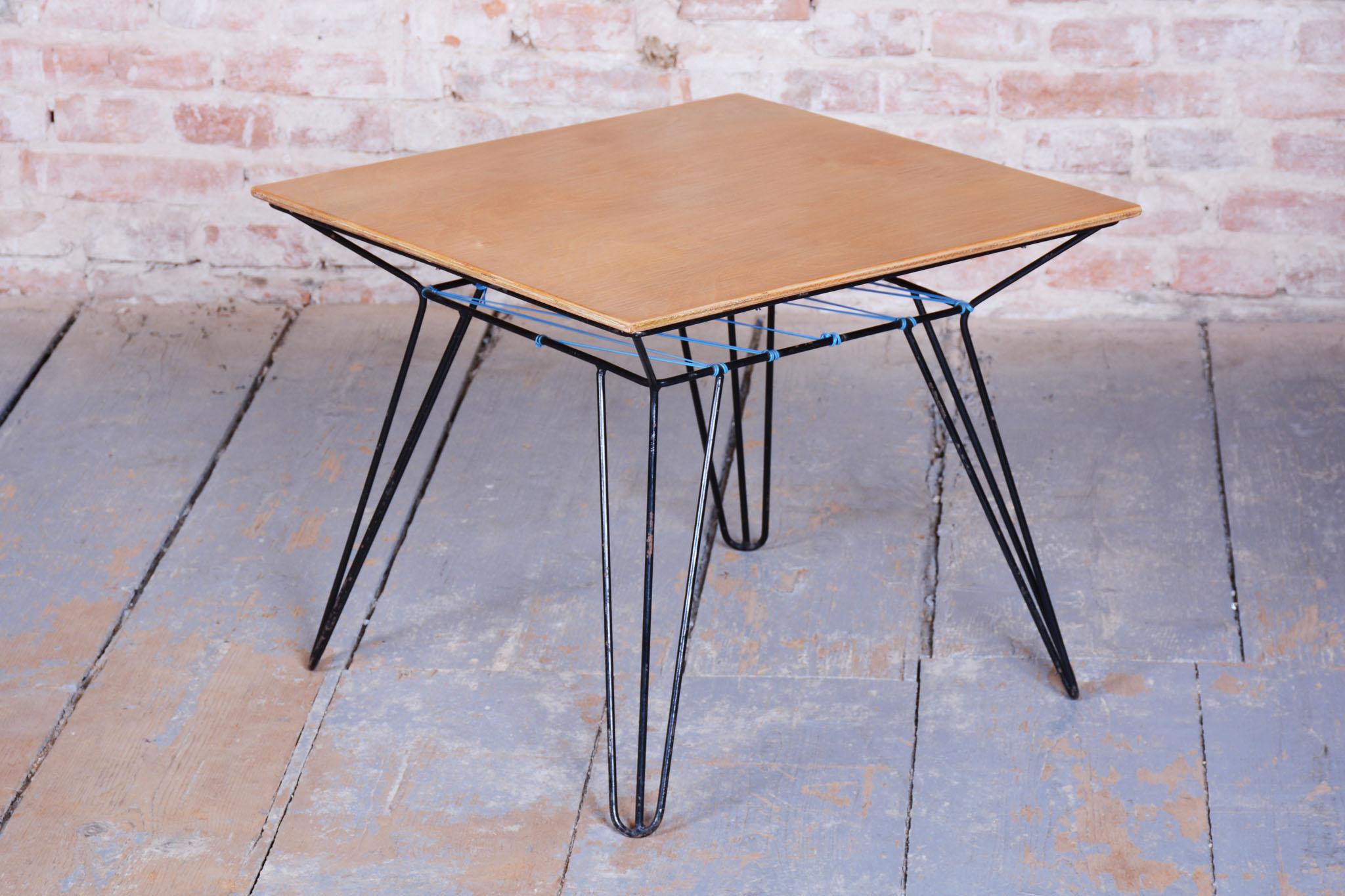 Tchèque Table basse restaurée du milieu du siècle dernier, Beeche, métal noirci, tchèque, années 1950 en vente