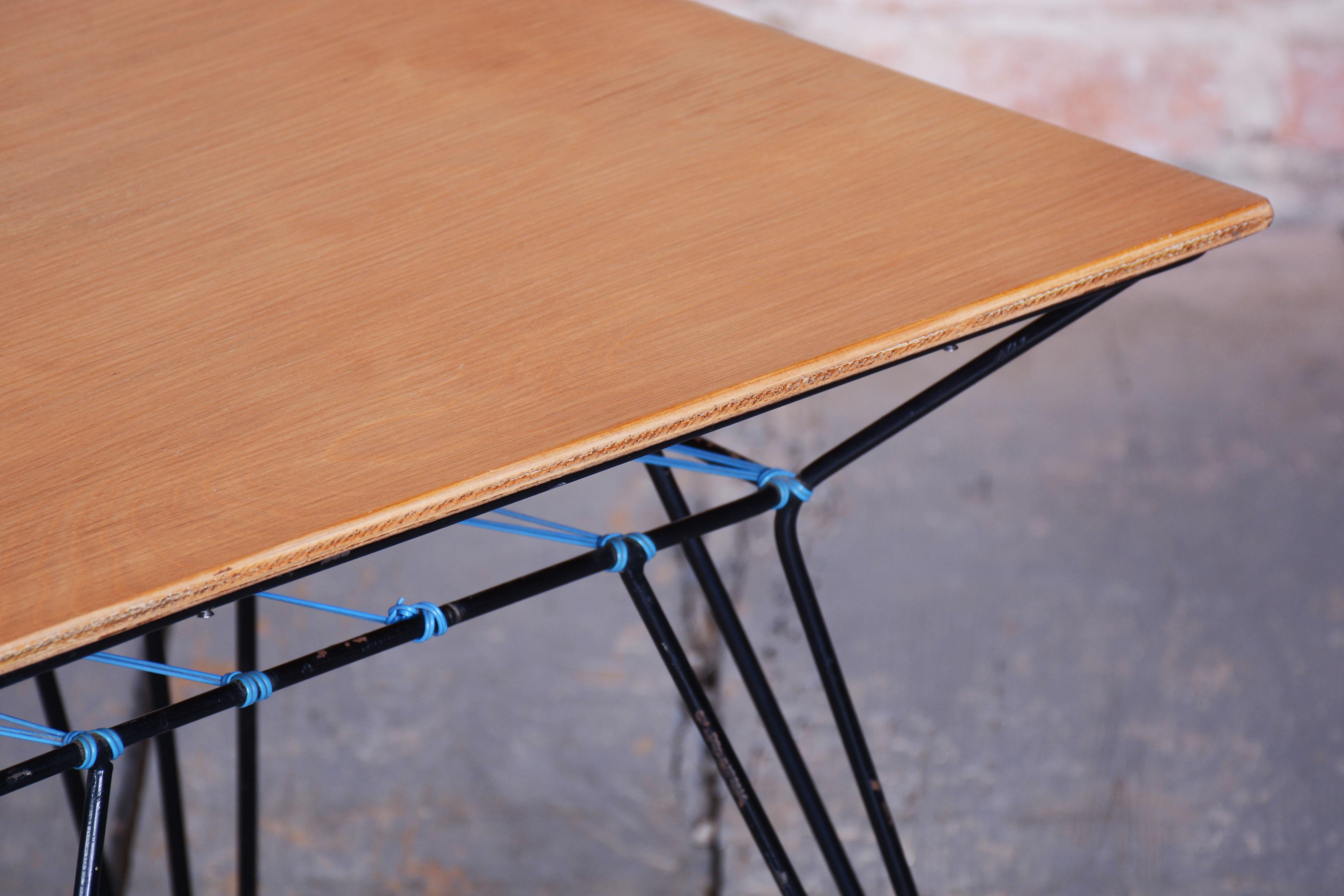 Table basse restaurée du milieu du siècle dernier, Beeche, métal noirci, tchèque, années 1950 Bon état - En vente à Brandys nad Labem, Středočeský kraj