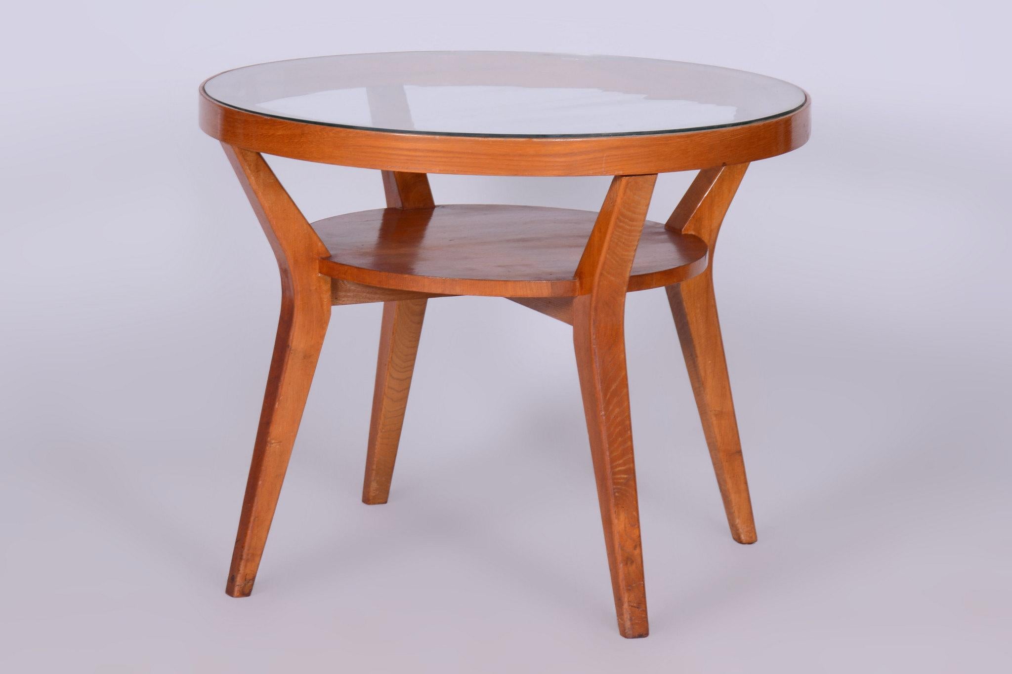 Cette table basse du milieu du siècle est originaire de Tchécoslovaquie et date de la période 1950 - 1960. Il est fabriqué en chêne massif et en placage de chêne avec un plateau en verre transparent.

La table a été entièrement restaurée, sa