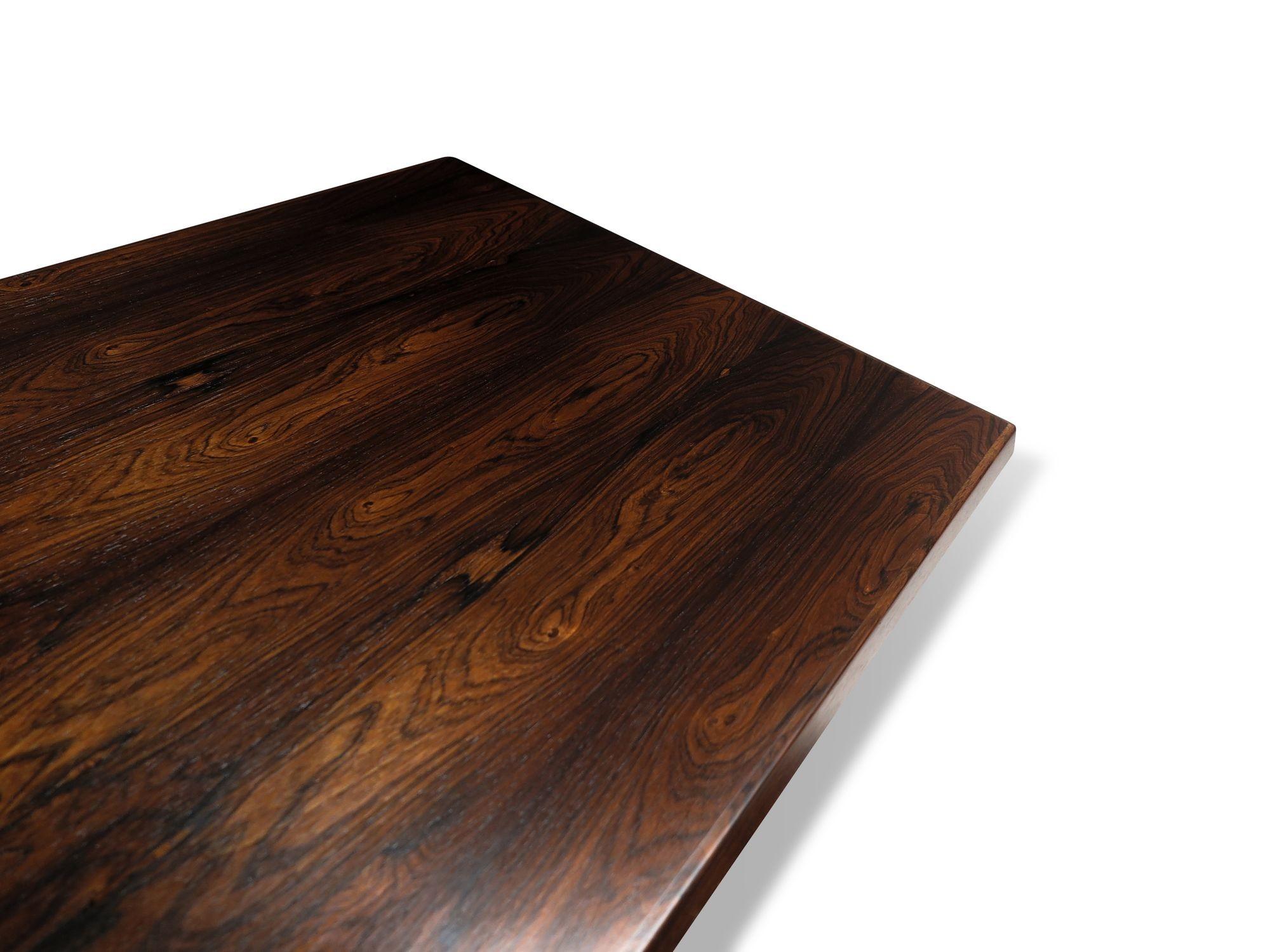 Table basse danoise du milieu du siècle dernier restaurée en bois de rose avec étagère en vente 2