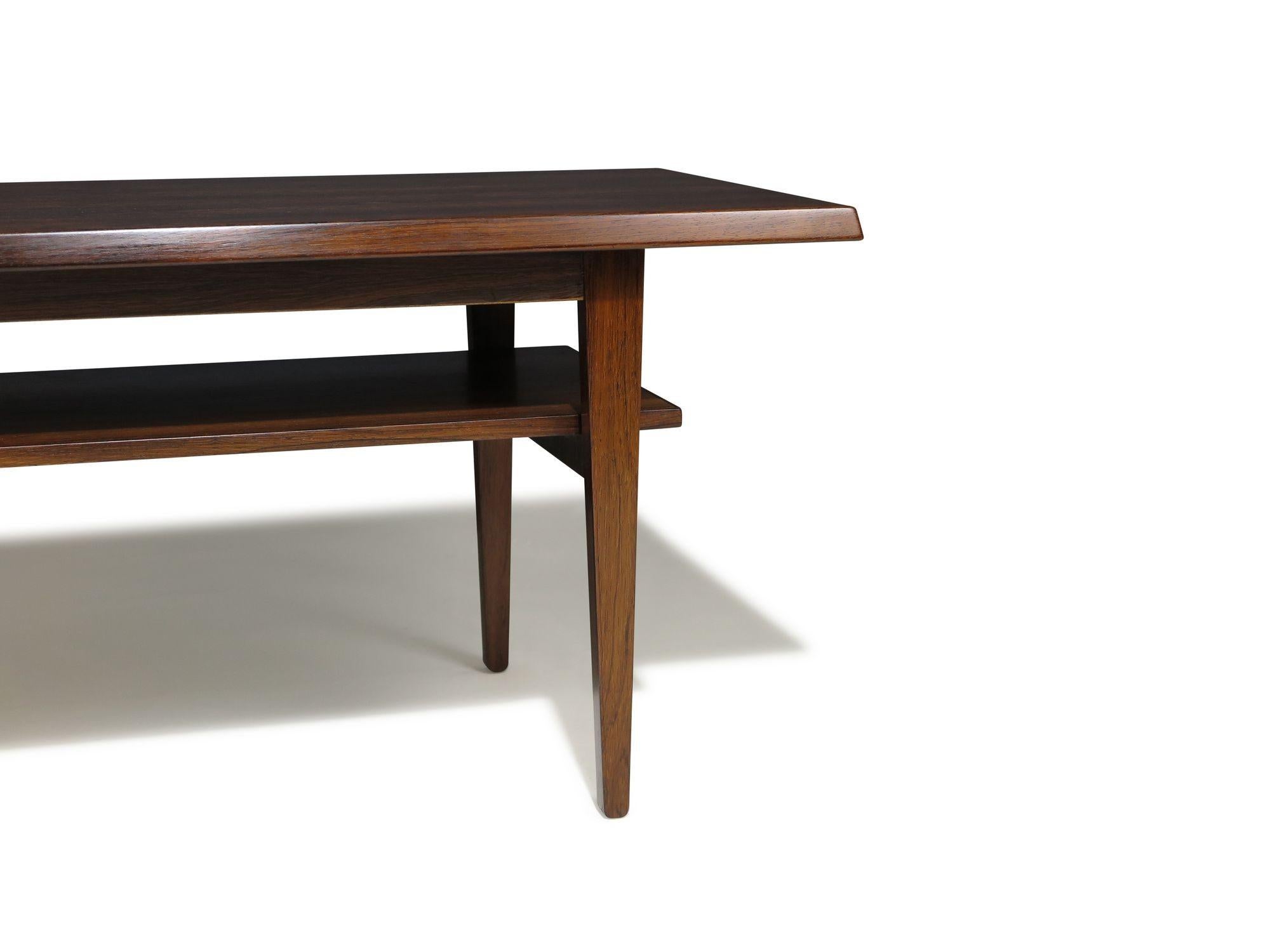 Scandinave moderne Table basse danoise du milieu du siècle dernier restaurée en bois de rose avec étagère en vente