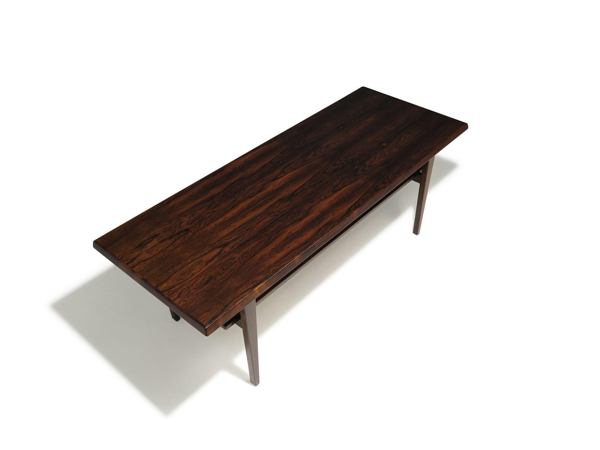 Huilé Table basse danoise du milieu du siècle dernier restaurée en bois de rose avec étagère en vente