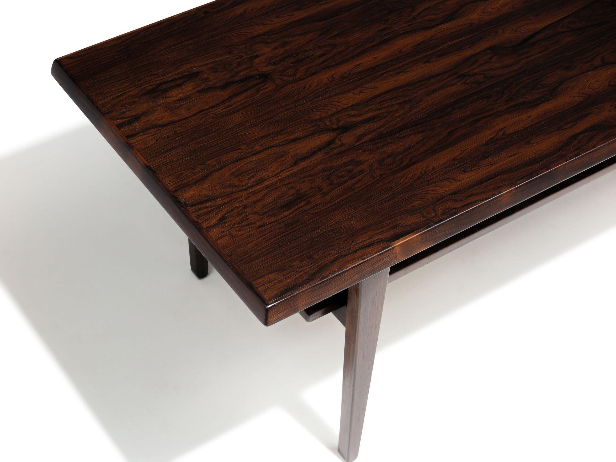 Table basse danoise du milieu du siècle dernier restaurée en bois de rose avec étagère Excellent état - En vente à Oakland, CA
