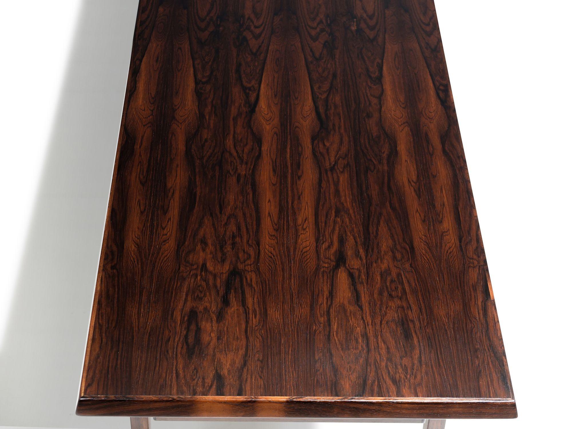 20ième siècle Table basse danoise du milieu du siècle dernier restaurée en bois de rose avec étagère en vente