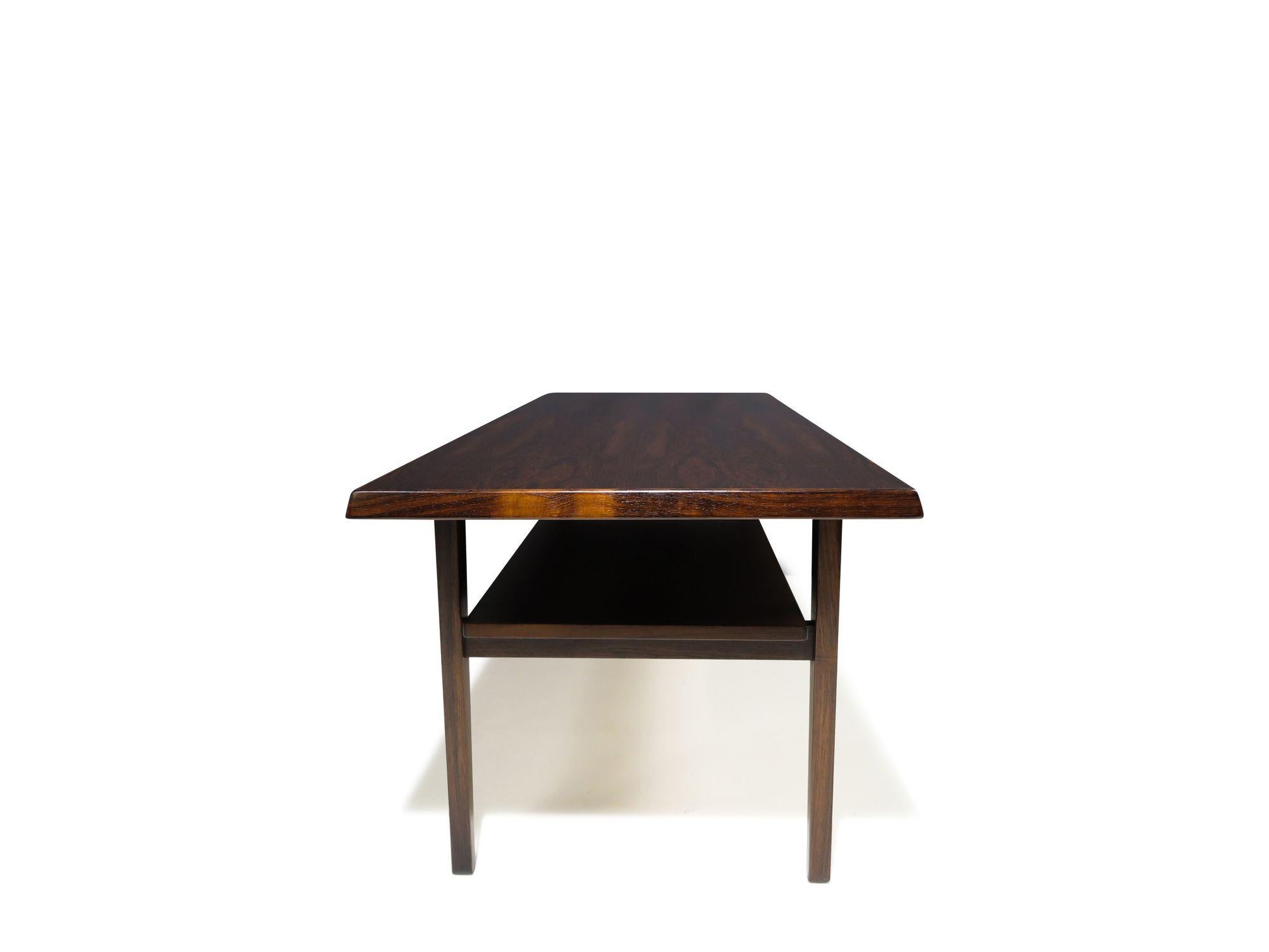 Bois de rose Table basse danoise du milieu du siècle dernier restaurée en bois de rose avec étagère en vente