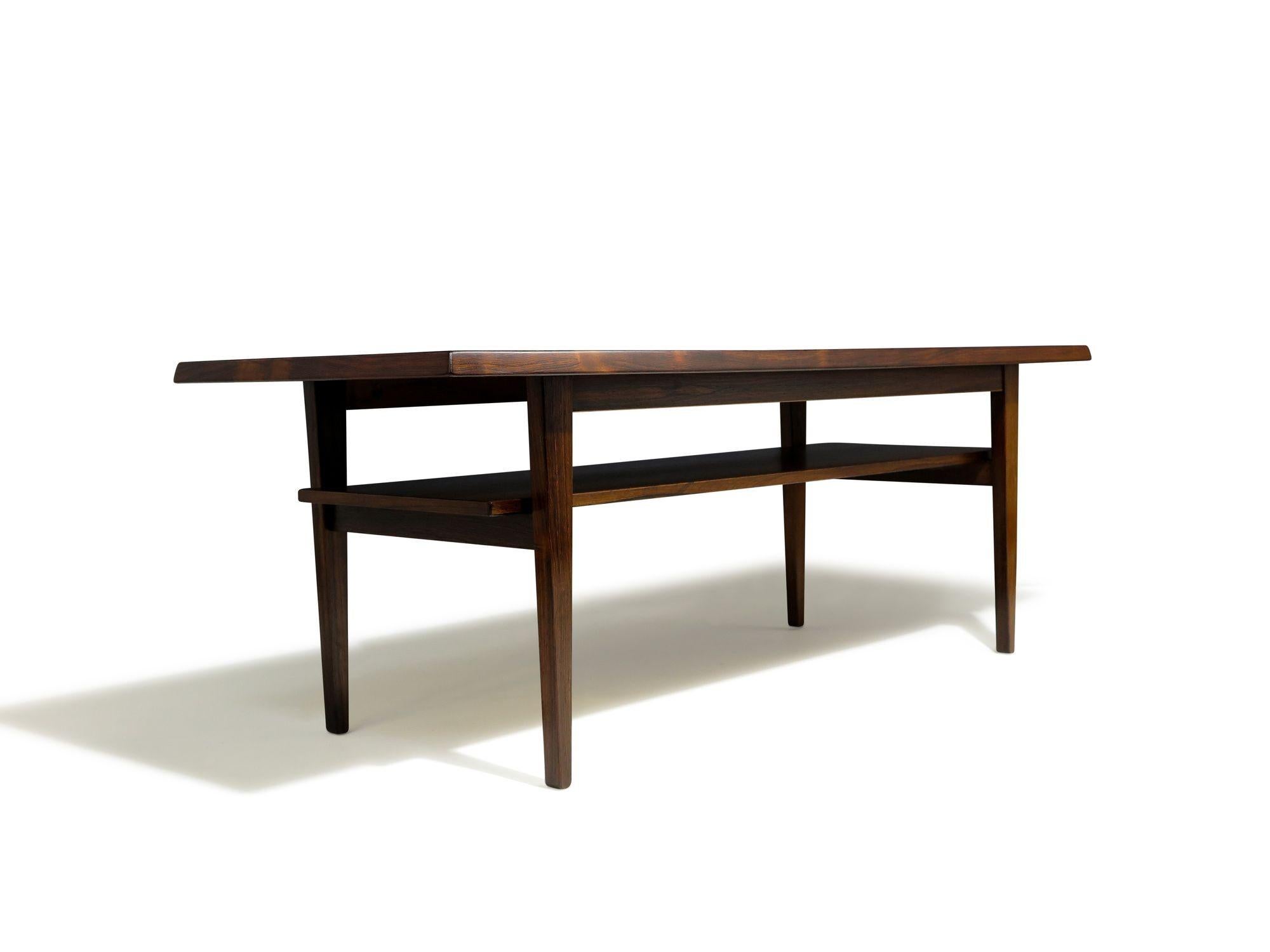 Table basse danoise du milieu du siècle dernier restaurée en bois de rose avec étagère en vente 1