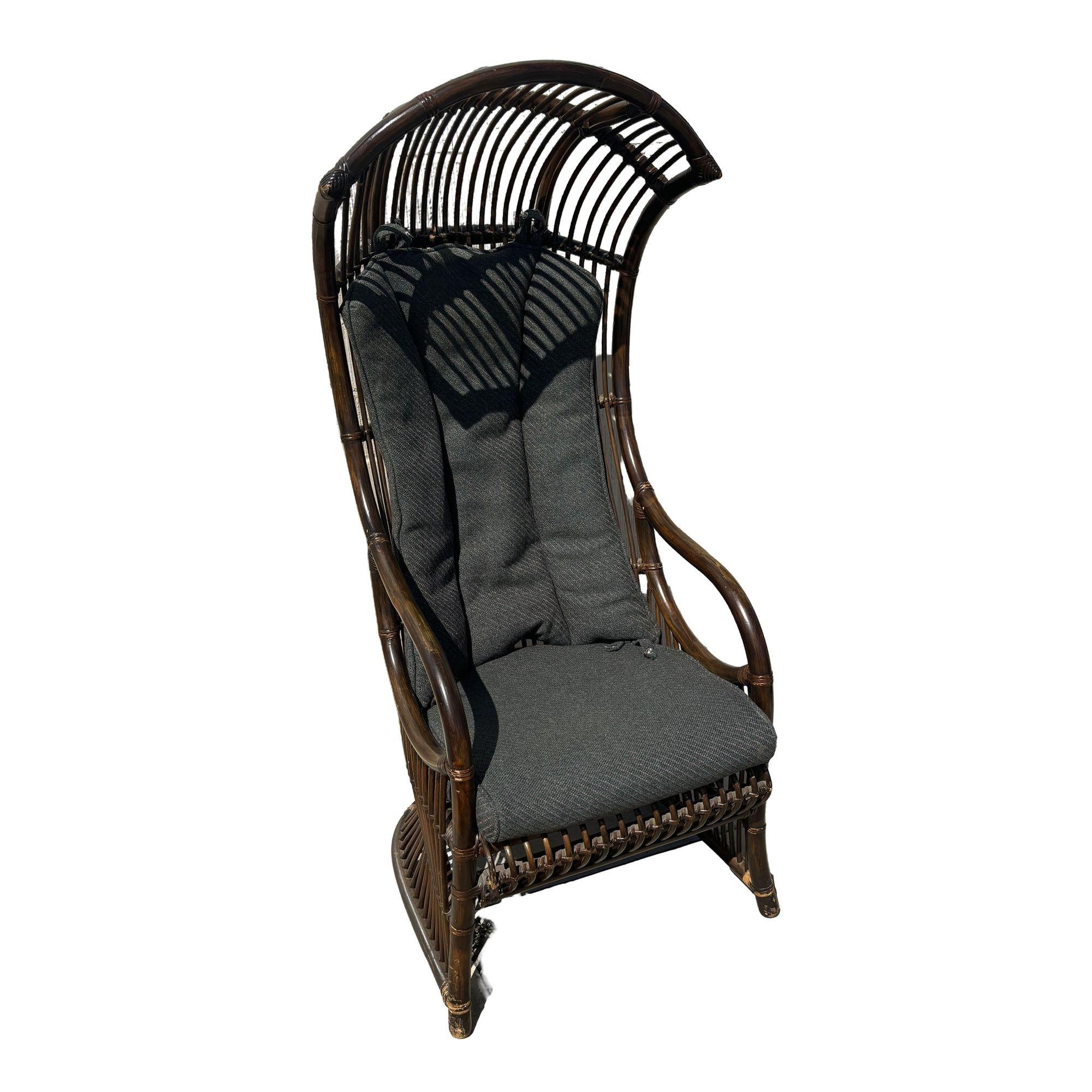 Questa coppia di sedie da trono in rattan, splendidamente restaurate e ispirate a Paul Frankl, presentano una ricca tinta marrone espresso scuro con piani a baldacchino. Questo raffinato duo aggiunge un tocco di stile sofisticato e di comfort da