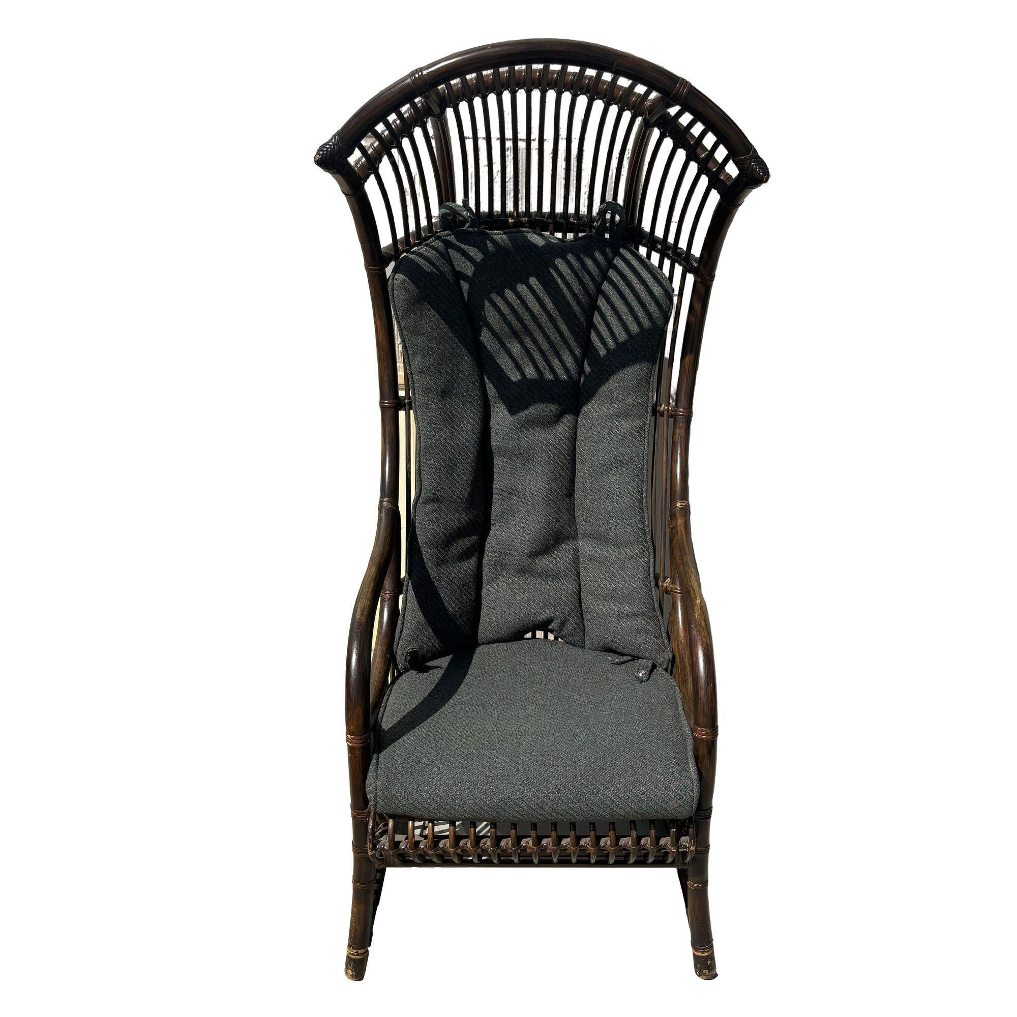 Américain Paire de chaises à baldaquin en rotin du milieu du siècle, restaurées et teintées foncées en vente