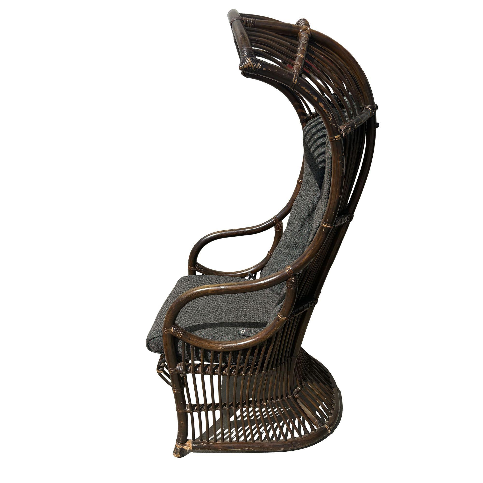 Milieu du XXe siècle Paire de chaises à baldaquin en rotin du milieu du siècle, restaurées et teintées foncées en vente