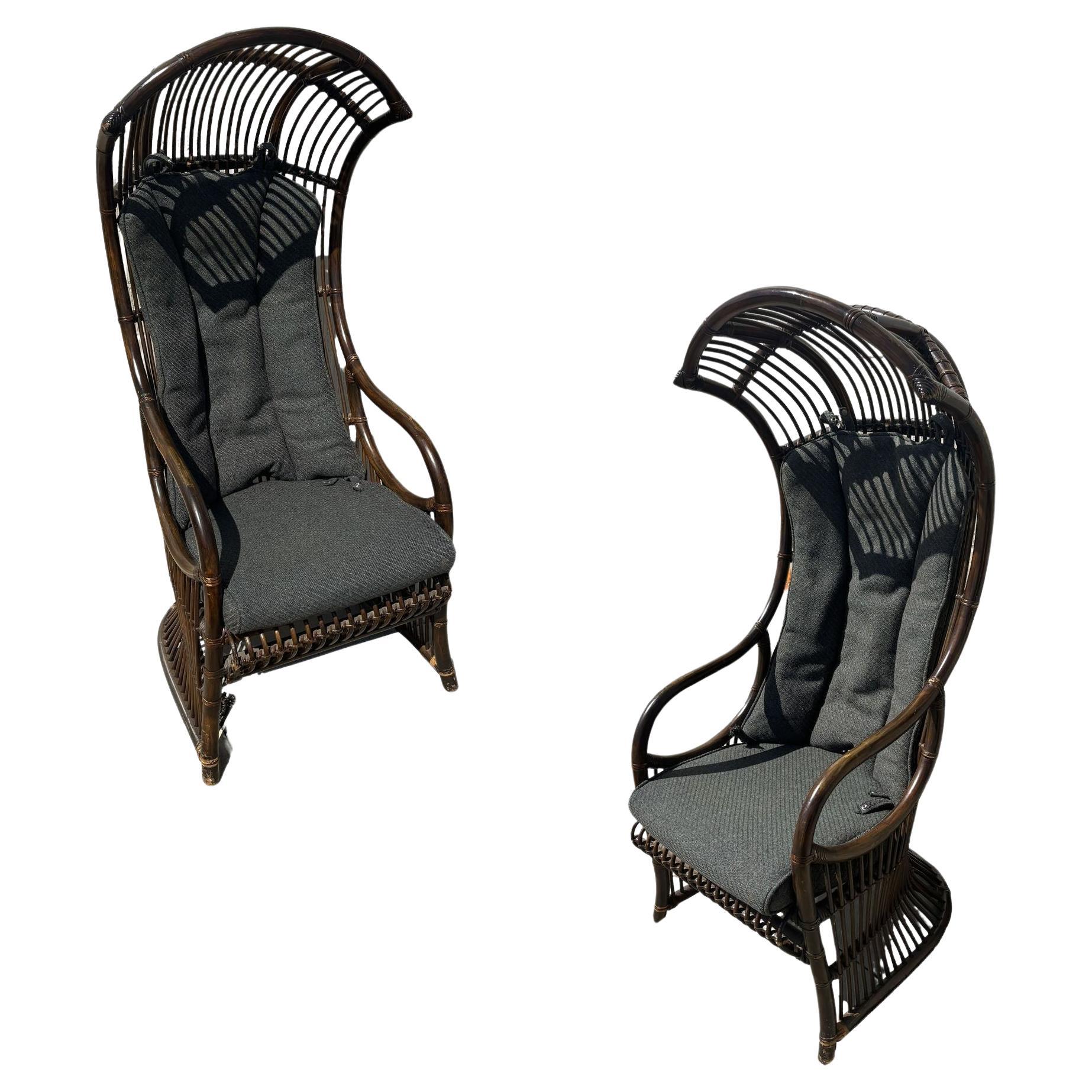 Paire de chaises à baldaquin en rotin du milieu du siècle, restaurées et teintées foncées