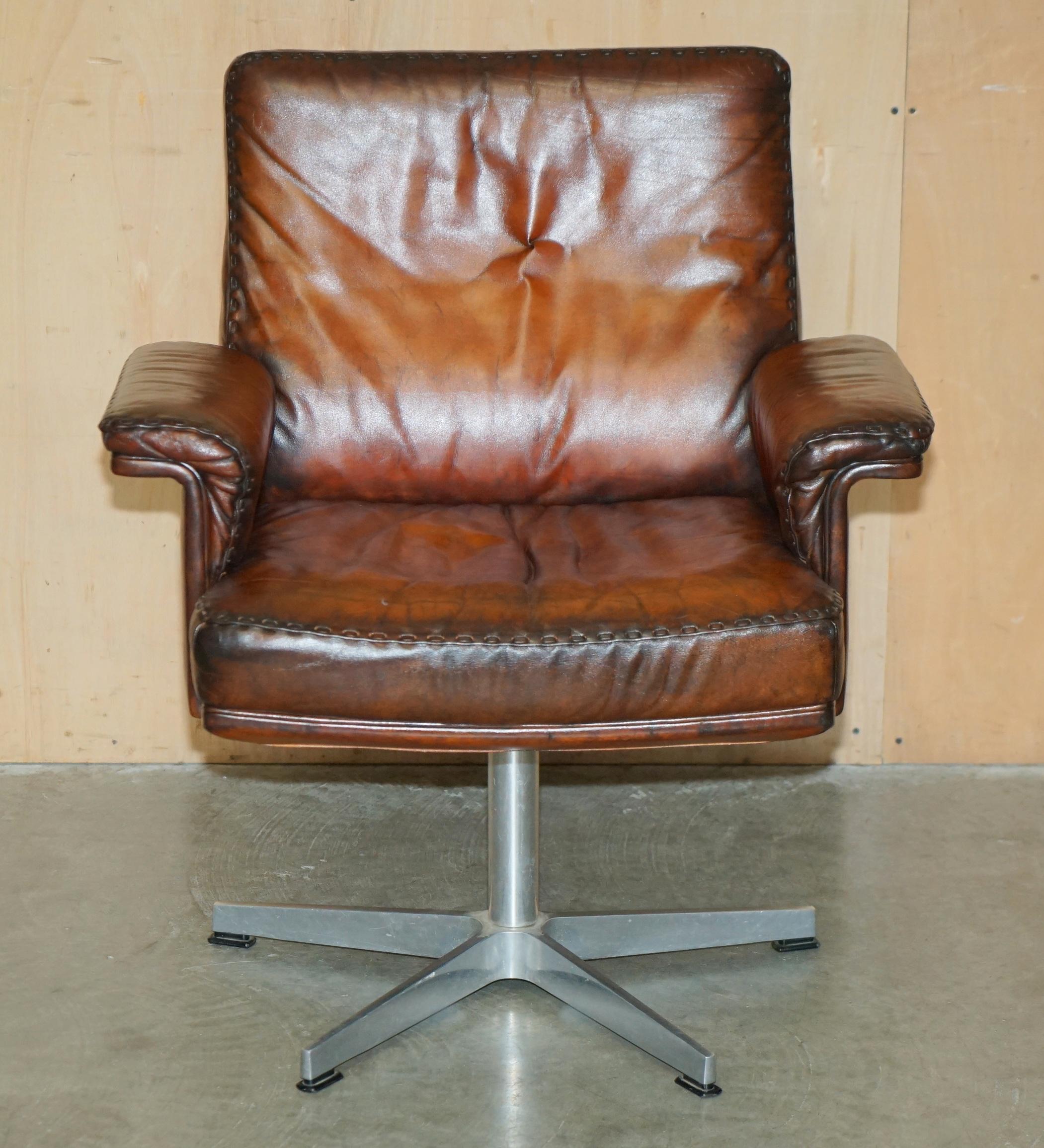 Antigüedades de la Casa Real

Royal House Antiques se complace en poner a la venta esta silla de oficina giratoria De Sede DS35, absolutamente exquisita, original y moderna de mediados de siglo, de la década de 1970, en cuero marrón envejecido