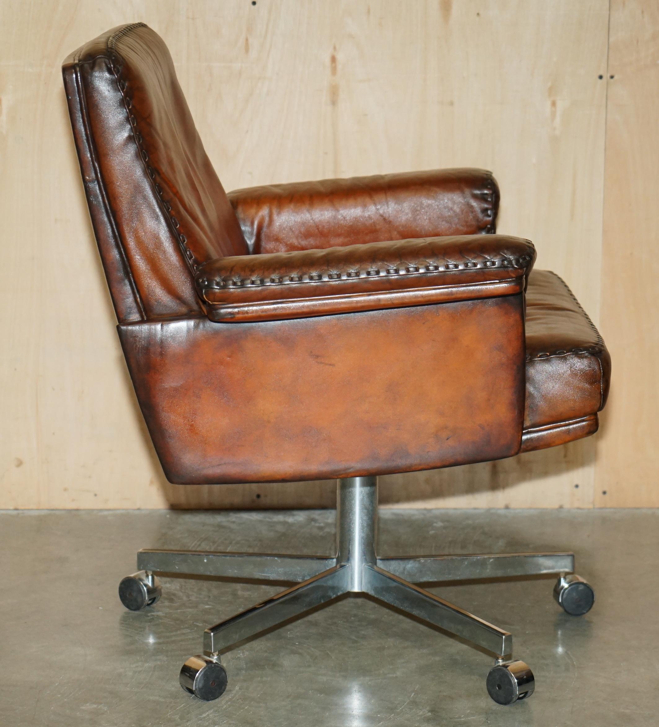 SILLA DE SEDE DS35 EJECUTIVA DE MEDIO SIGLO RESTAURADA DE CUERO MARRÓN PARA DIVISORES en venta 7