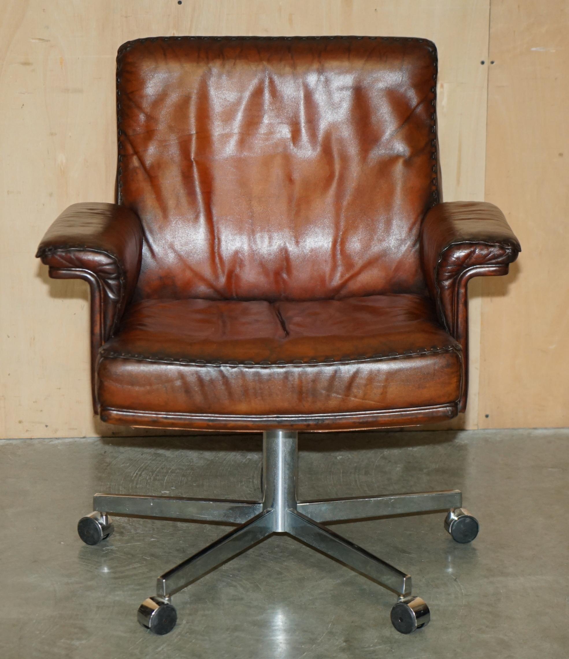 Antigüedades de la Casa Real

Royal House Antiques se complace en poner a la venta esta silla de oficina giratoria De Sede DS35, absolutamente exquisita, original y moderna de mediados de siglo, de la década de 1970, en cuero marrón envejecido