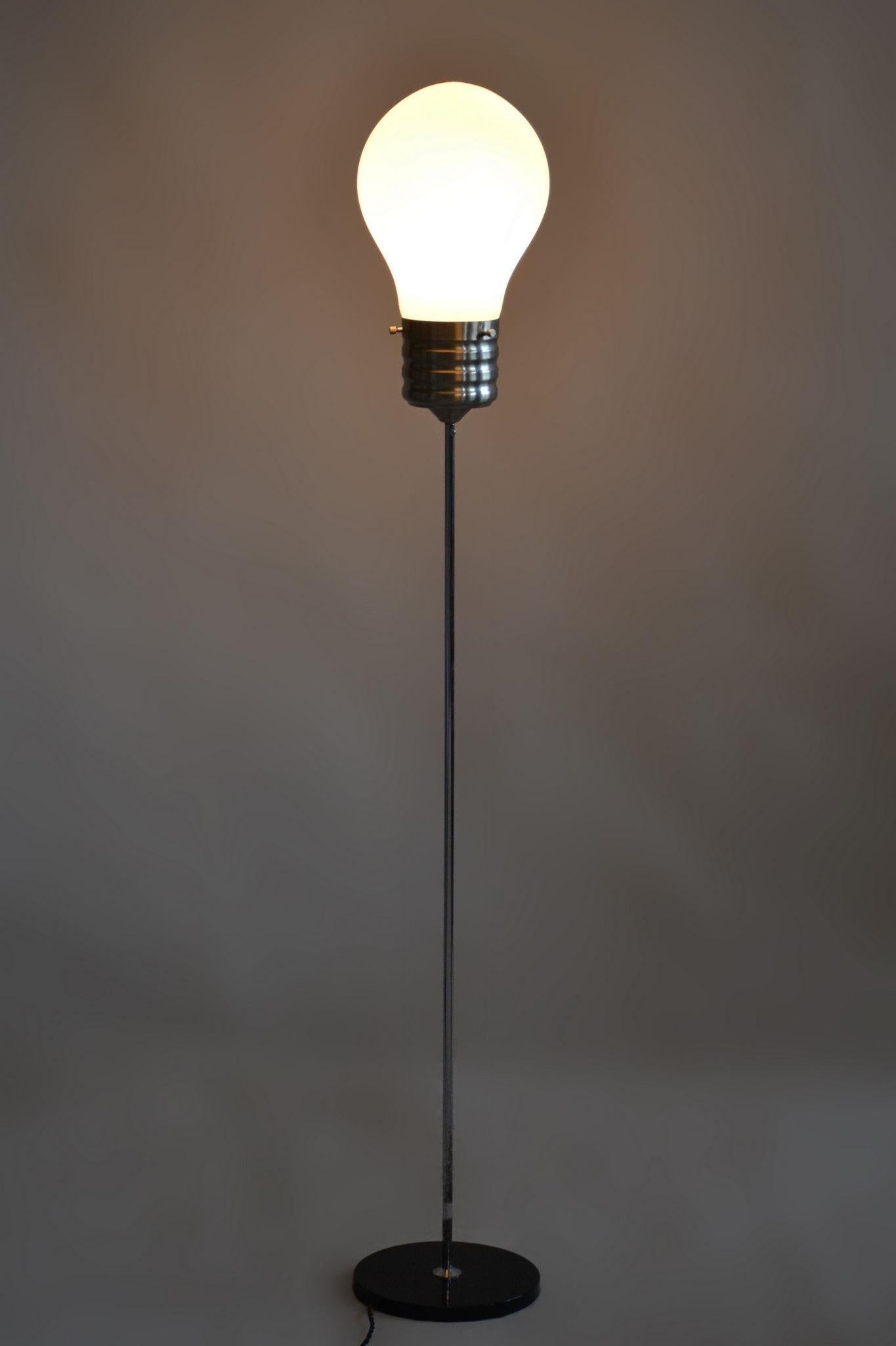 Lampada da terra restaurata di metà secolo, Beeche, Cromo, Vetro opalino, Germania, anni '70 in vendita 6