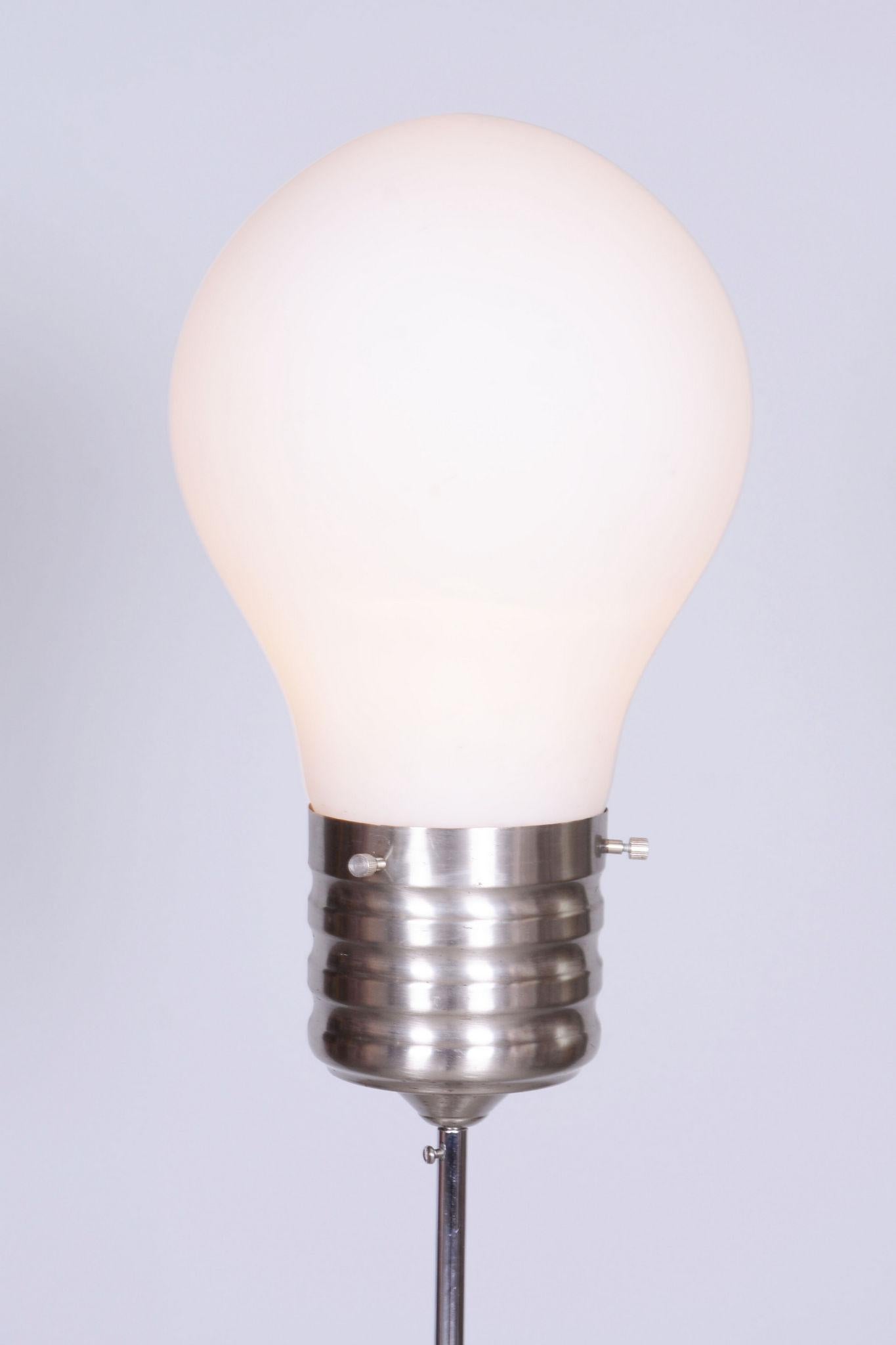 Tedesco Lampada da terra restaurata di metà secolo, Beeche, Cromo, Vetro opalino, Germania, anni '70 in vendita