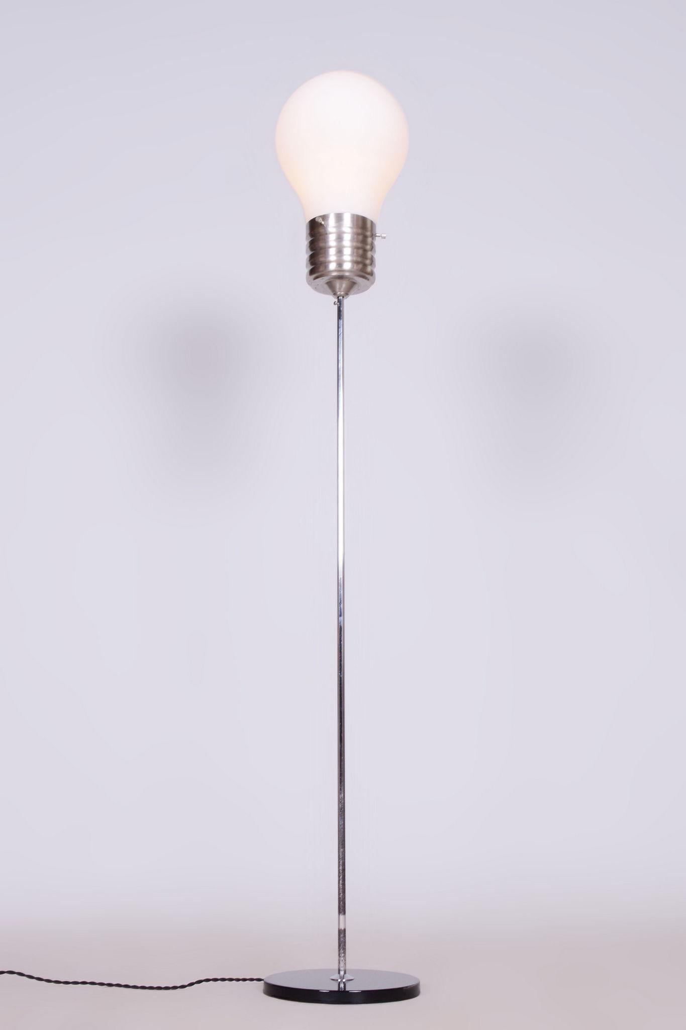 Acciaio Lampada da terra restaurata di metà secolo, Beeche, Cromo, Vetro opalino, Germania, anni '70 in vendita