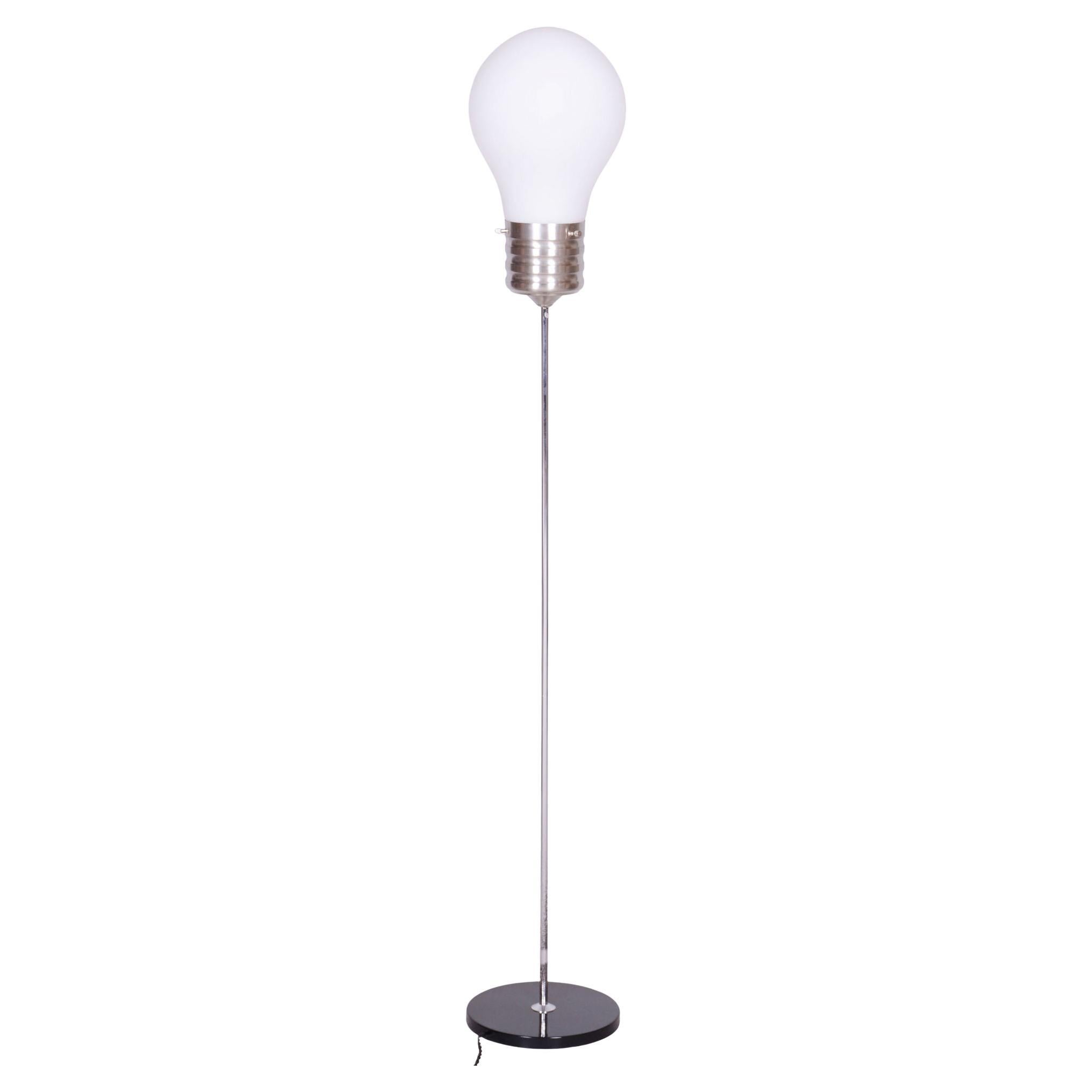 Restaurierte Stehlampe aus der Mitte des Jahrhunderts, Buche, Chrom, Opalglas, Deutschland, 1970er Jahre