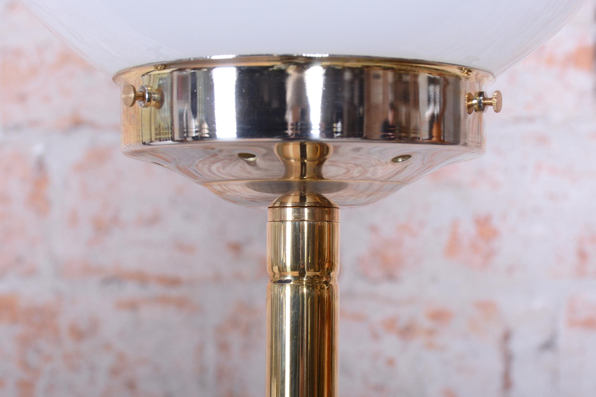 Lámpara de pie de mediados de siglo restaurada, latón, cristal opalino, Francia, años 60 en venta 3