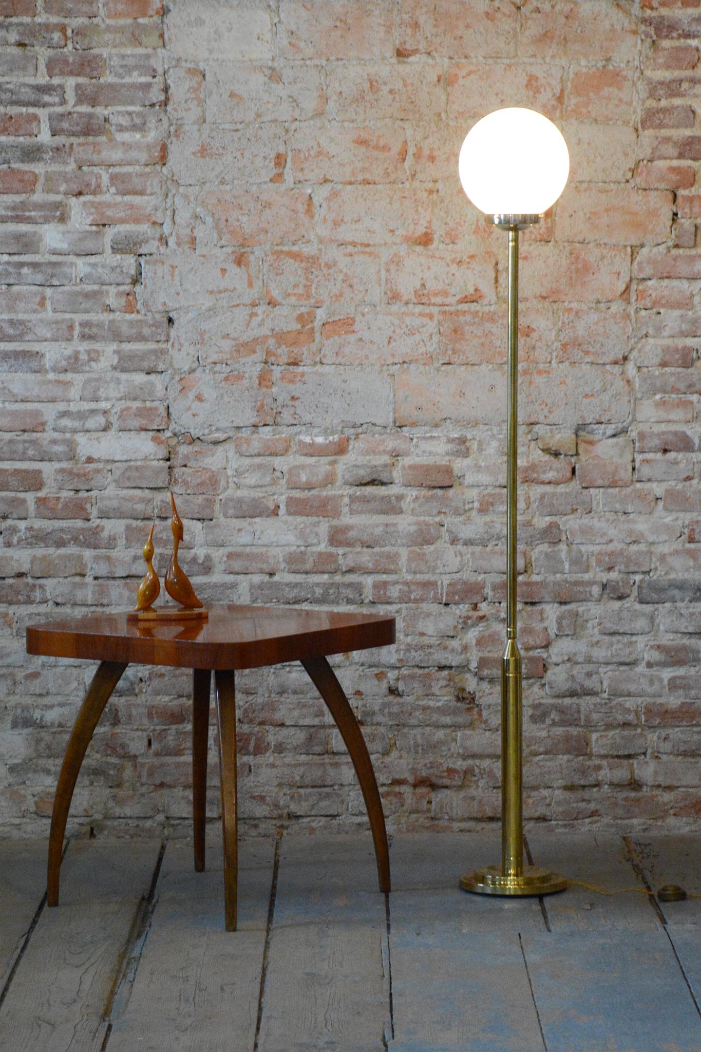 Lámpara de pie de mediados de siglo restaurada, latón, cristal opalino, Francia, años 60 en venta 4
