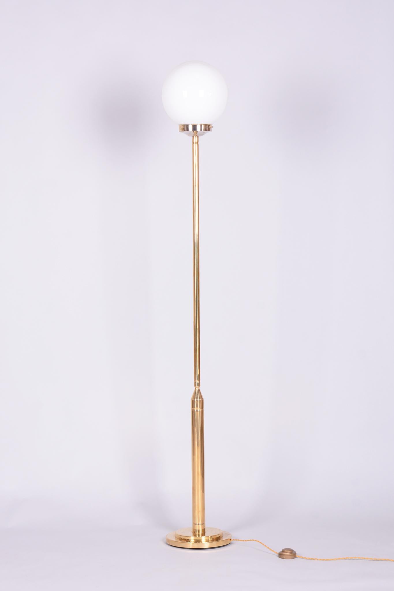 Esta elegante lámpara de pie de mediados de siglo procede de Francia y está fechada a mediados del siglo XX. Su diseño minimalista y limpio es típico del modernismo de posguerra.

La lámpara está hecha de latón con un cálido tono dorado, que ha sido