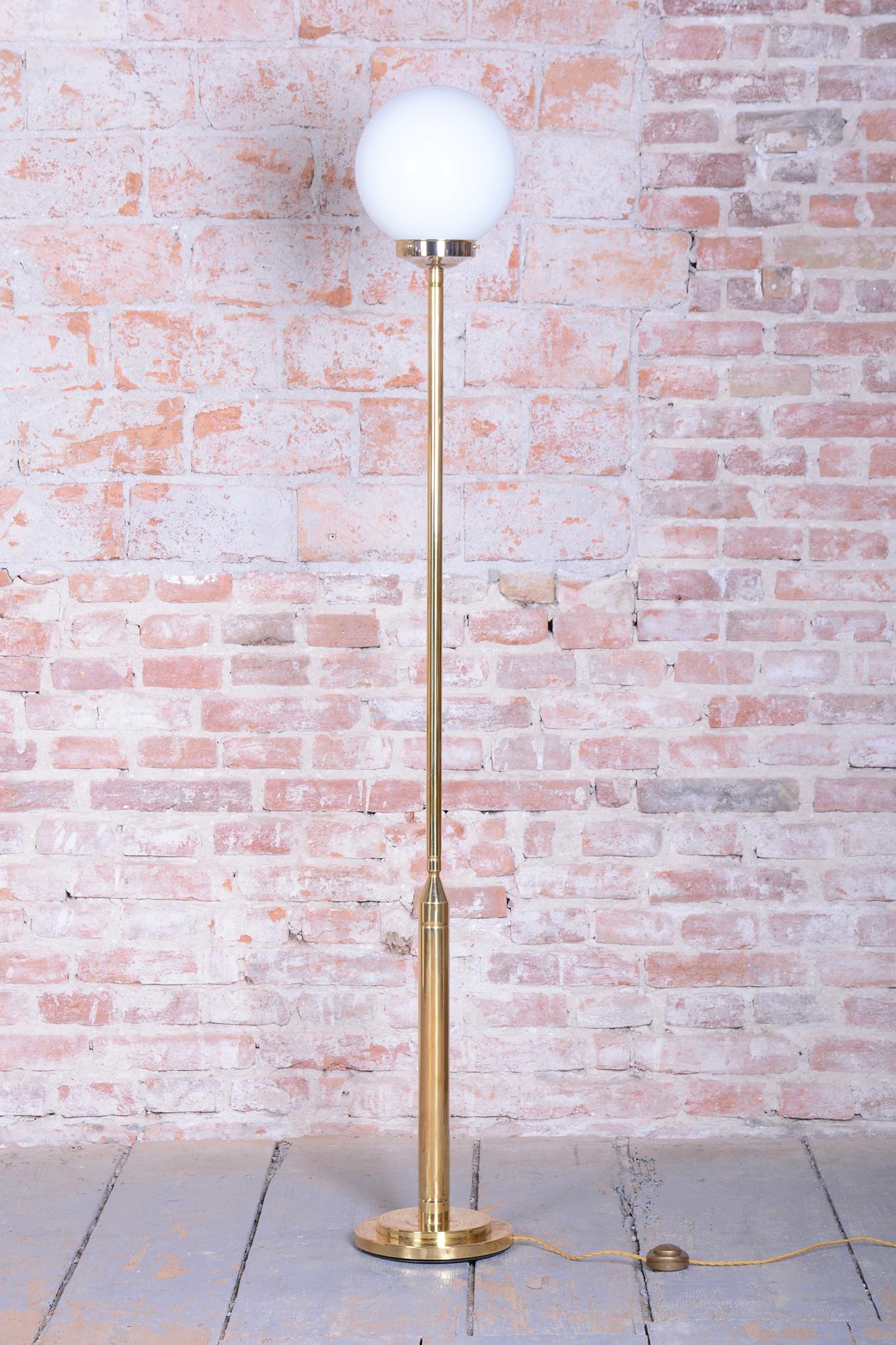Lámpara de pie de mediados de siglo restaurada, latón, cristal opalino, Francia, años 60 Moderno de mediados de siglo en venta
