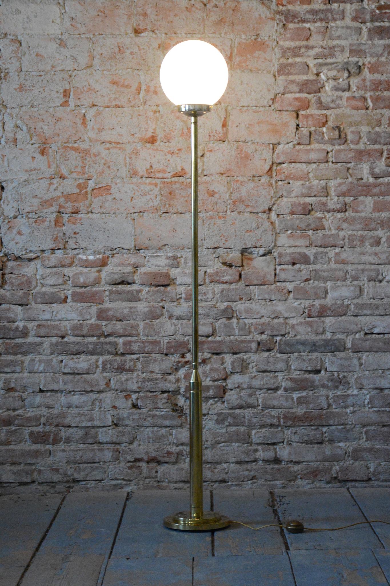 Lámpara de pie de mediados de siglo restaurada, lat�ón, cristal opalino, Francia, años 60 Francés en venta