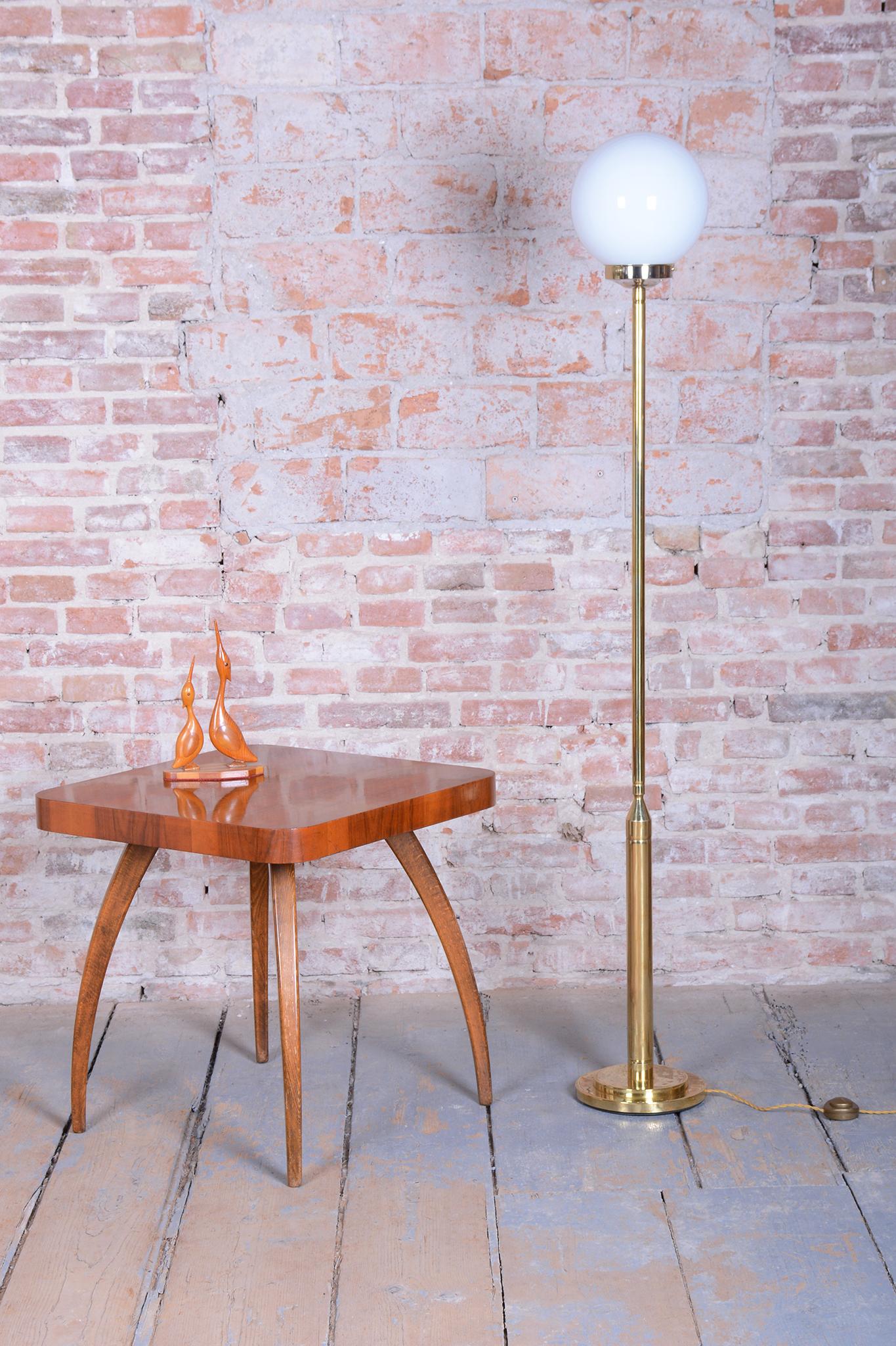 Lámpara de pie de mediados de siglo restaurada, latón, cristal opalino, Francia, años 60 en Bueno estado para la venta en Brandys nad Labem, Středočeský kraj