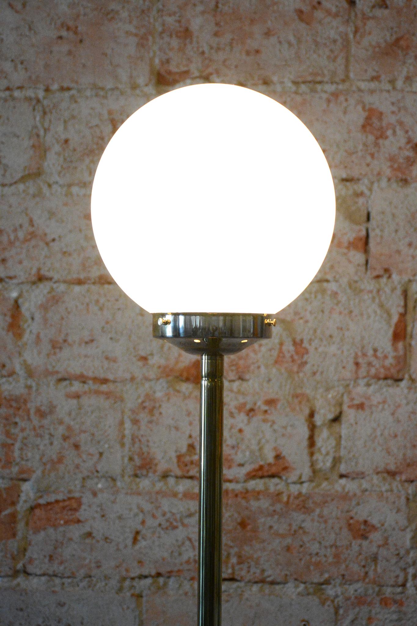 Lámpara de pie de mediados de siglo restaurada, latón, cristal opalino, Francia, años 60 mediados del siglo XX en venta