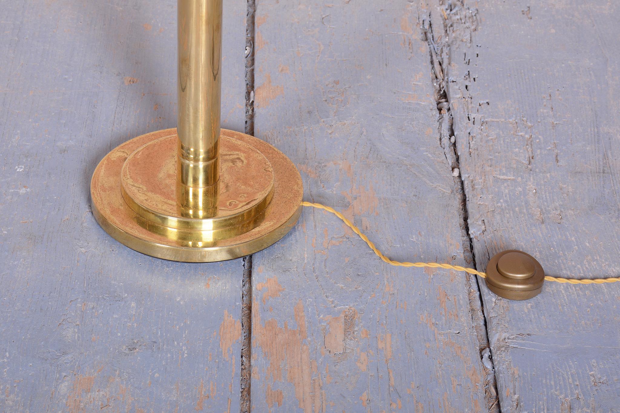 Lámpara de pie de mediados de siglo restaurada, latón, cristal opalino, Francia, años 60 Latón en venta