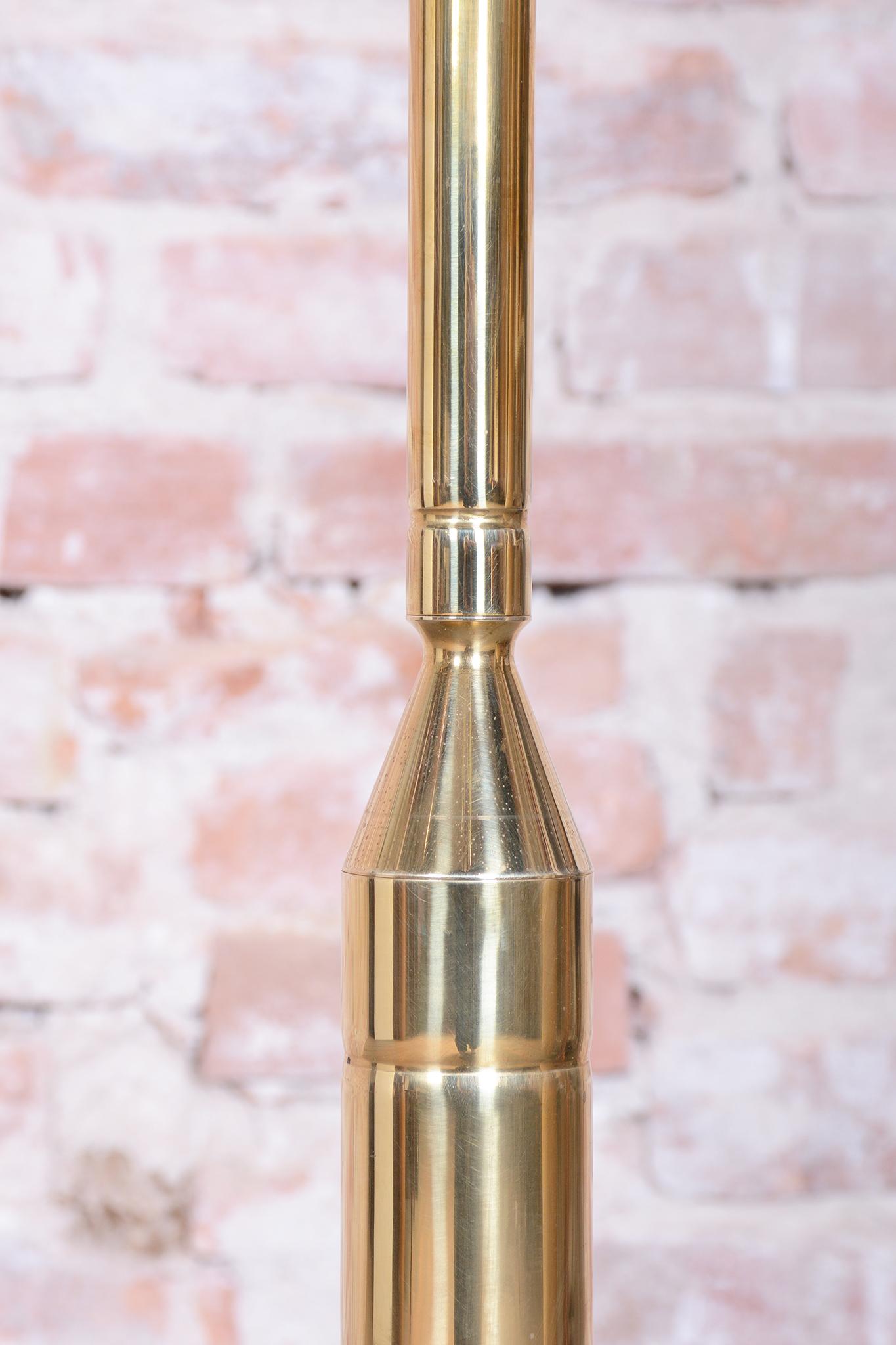 Lámpara de pie de mediados de siglo restaurada, latón, cristal opalino, Francia, años 60 en venta 1