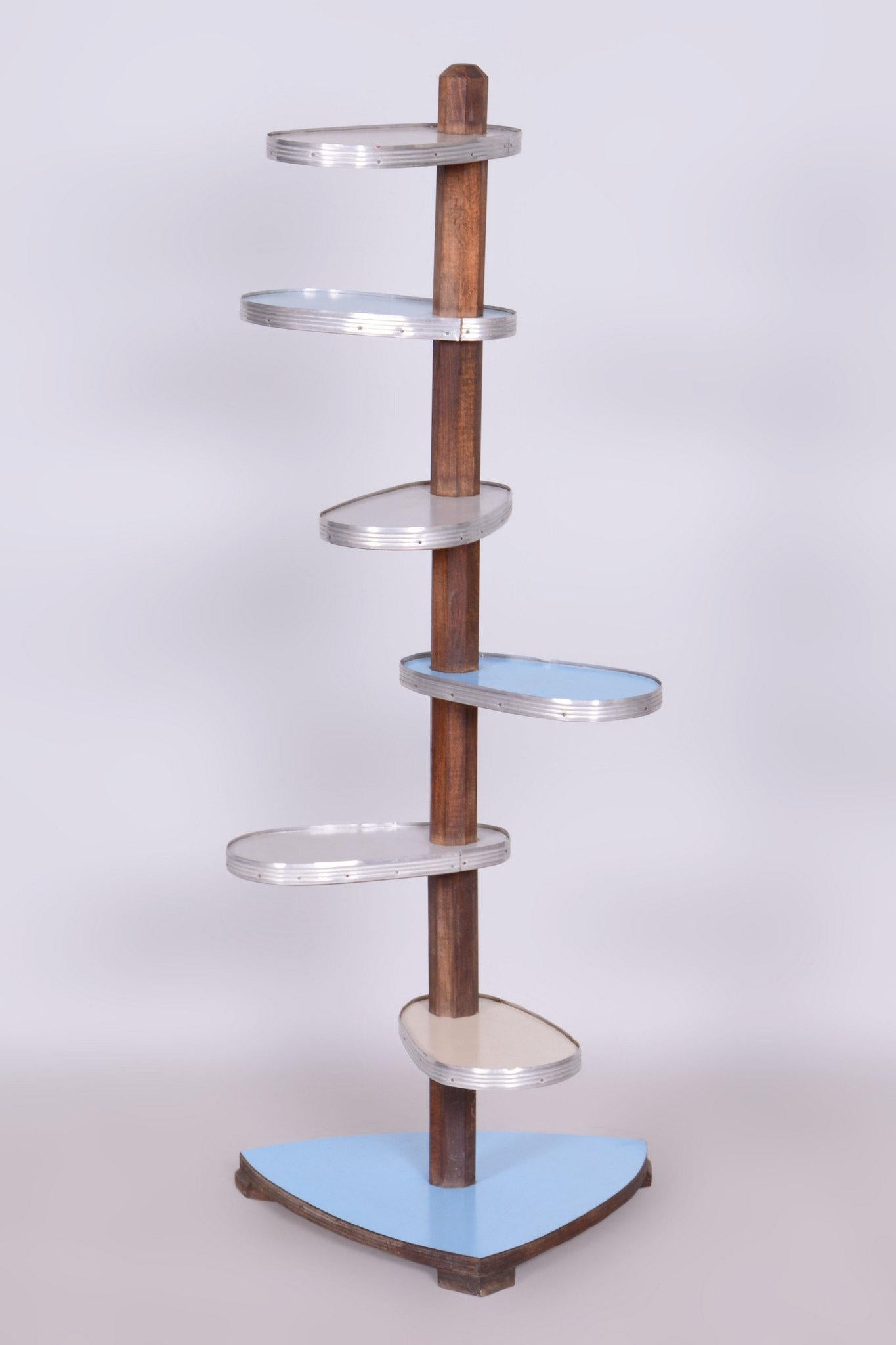 Questo portafiori della metà del XX secolo è stato realizzato in Cecoslovacchia. Realizzato in legno di faggio, formica e alluminio, vanta un aspetto senza tempo. Grazie a un restauro accurato e a una struttura stabile, questo supporto è un'aggiunta