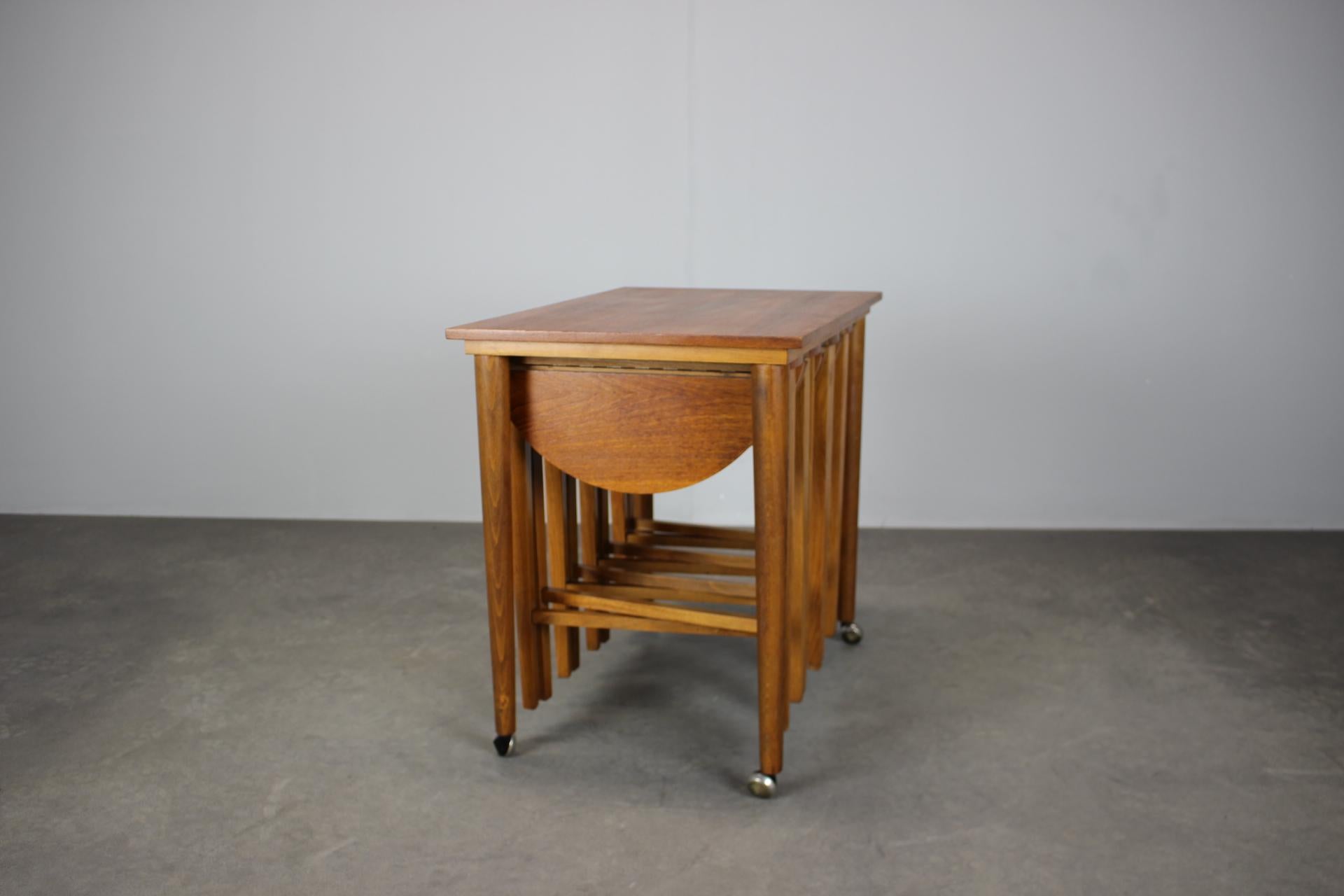 Restored Mid-Century Folding Table and Stools by Poul Hundevad, Denmark, 1960s For Sale 4