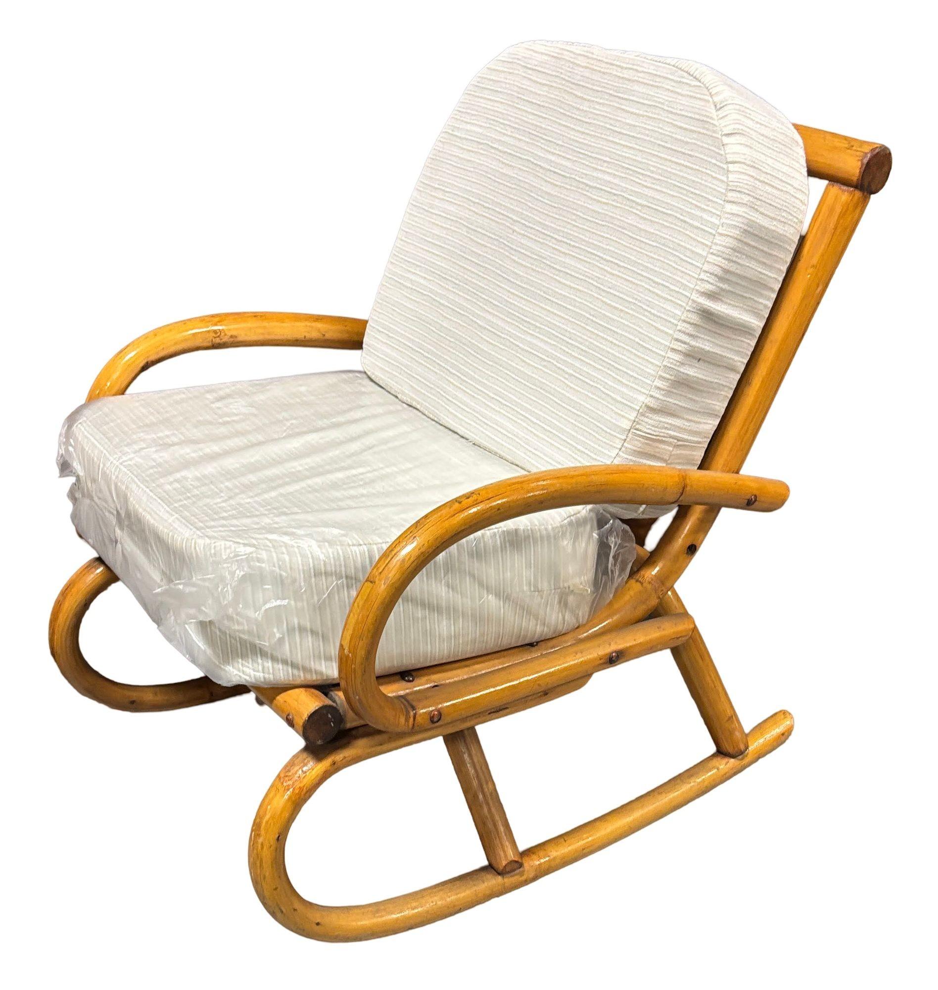 Mid-Century Modern Fauteuil à bascule restauré du milieu du siècle, style Frankl, en rotin à barreaux, pour enfant en vente
