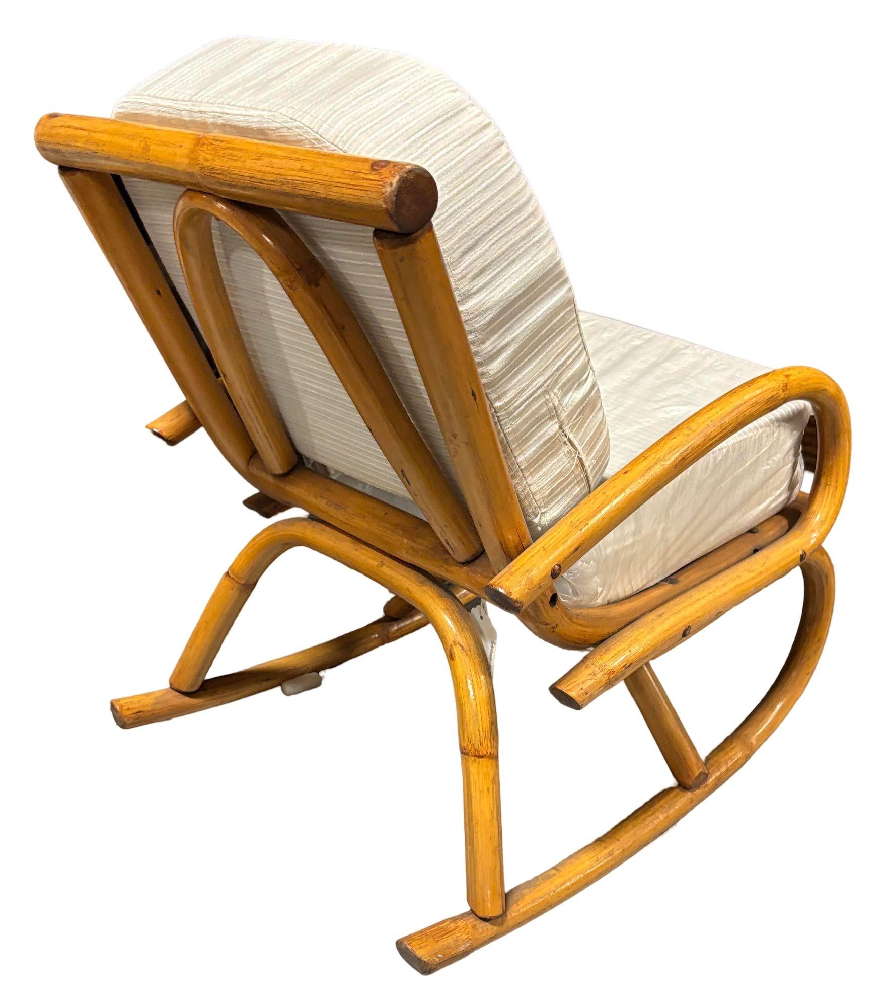 Américain Fauteuil à bascule restauré du milieu du siècle, style Frankl, en rotin à barreaux, pour enfant en vente