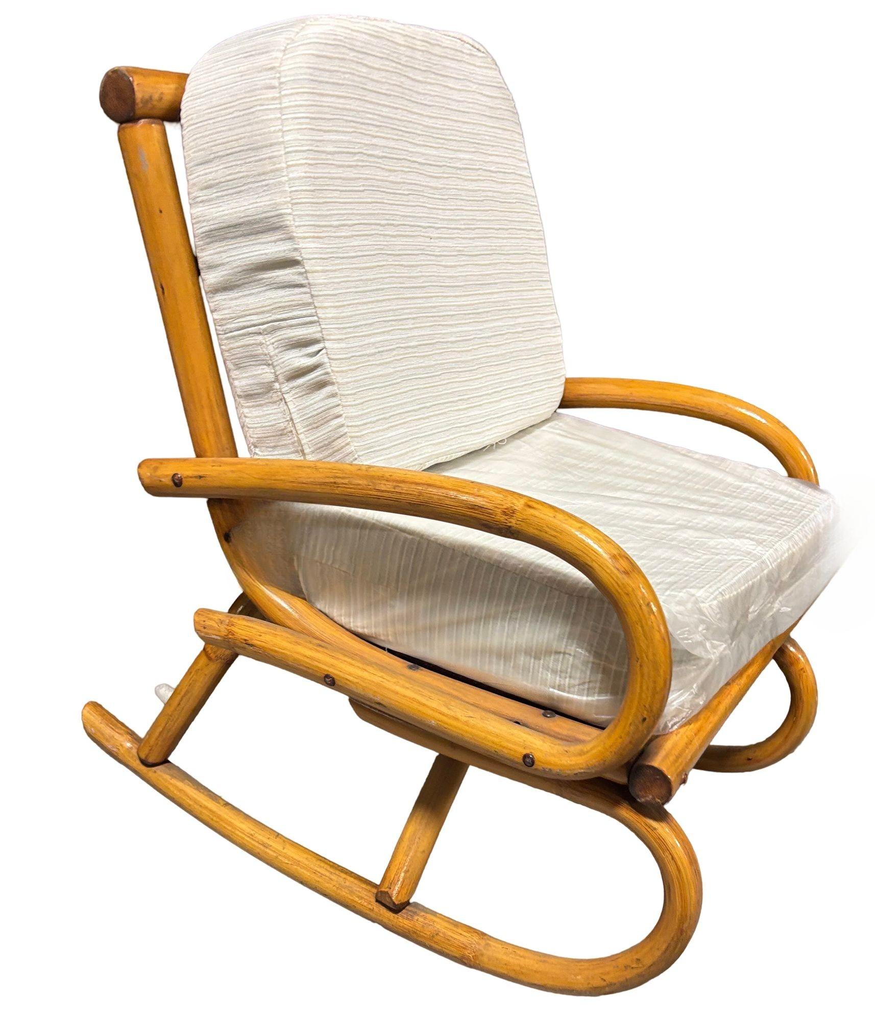 Fauteuil à bascule restauré du milieu du siècle, style Frankl, en rotin à barreaux, pour enfant Excellent état - En vente à Van Nuys, CA