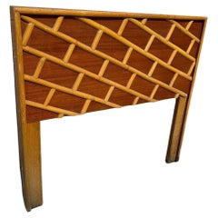 Testata gemella restaurata di metà secolo con motivo geometrico a mattoni in rattan e mogano