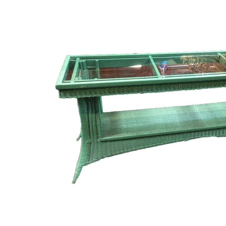 CIRCA - Table de salon en osier à 2 niveaux avec étagère en osier tressé et plateau en verre. Cette petite étagère sert à la fois d'étagère et de table console, parfaite pour être utilisée comme point focal dans un salon, un hall d'entrée ou un