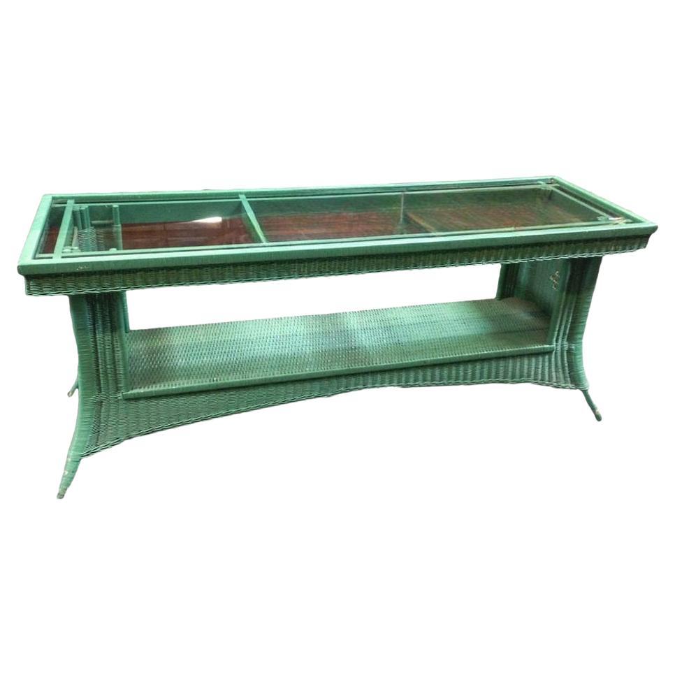 Restaurierte Mid Century Green Woven Wicker TV Stand / Konsolentisch w / Glasplatte