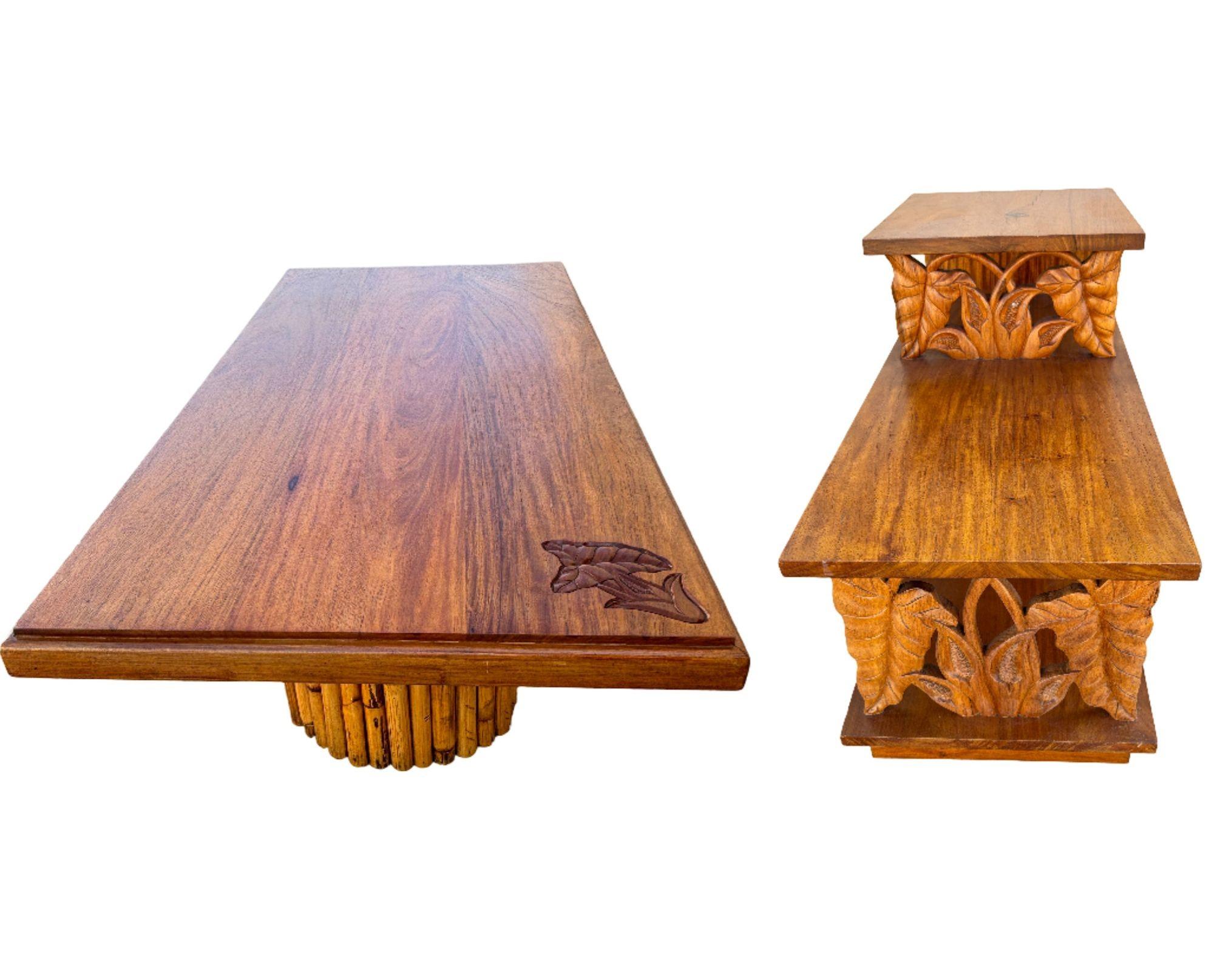 Cette table basse et table d'appoint en bois de Koa à feuilles de palmier, inspirée par Paul Frankl et datant du milieu du siècle, a été magnifiquement restaurée. La table basse présente des pieds en rotin empilés et un plateau en bois de koa avec