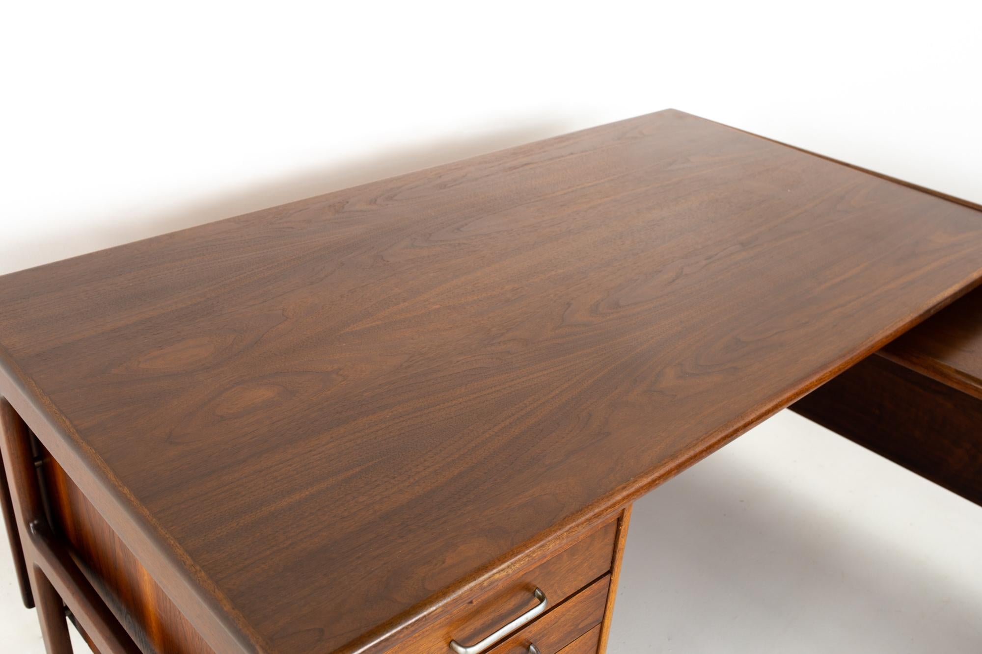 Restored Mid Century L Shaped Desk with Caned Back In Good Condition In Franklin Park, IL