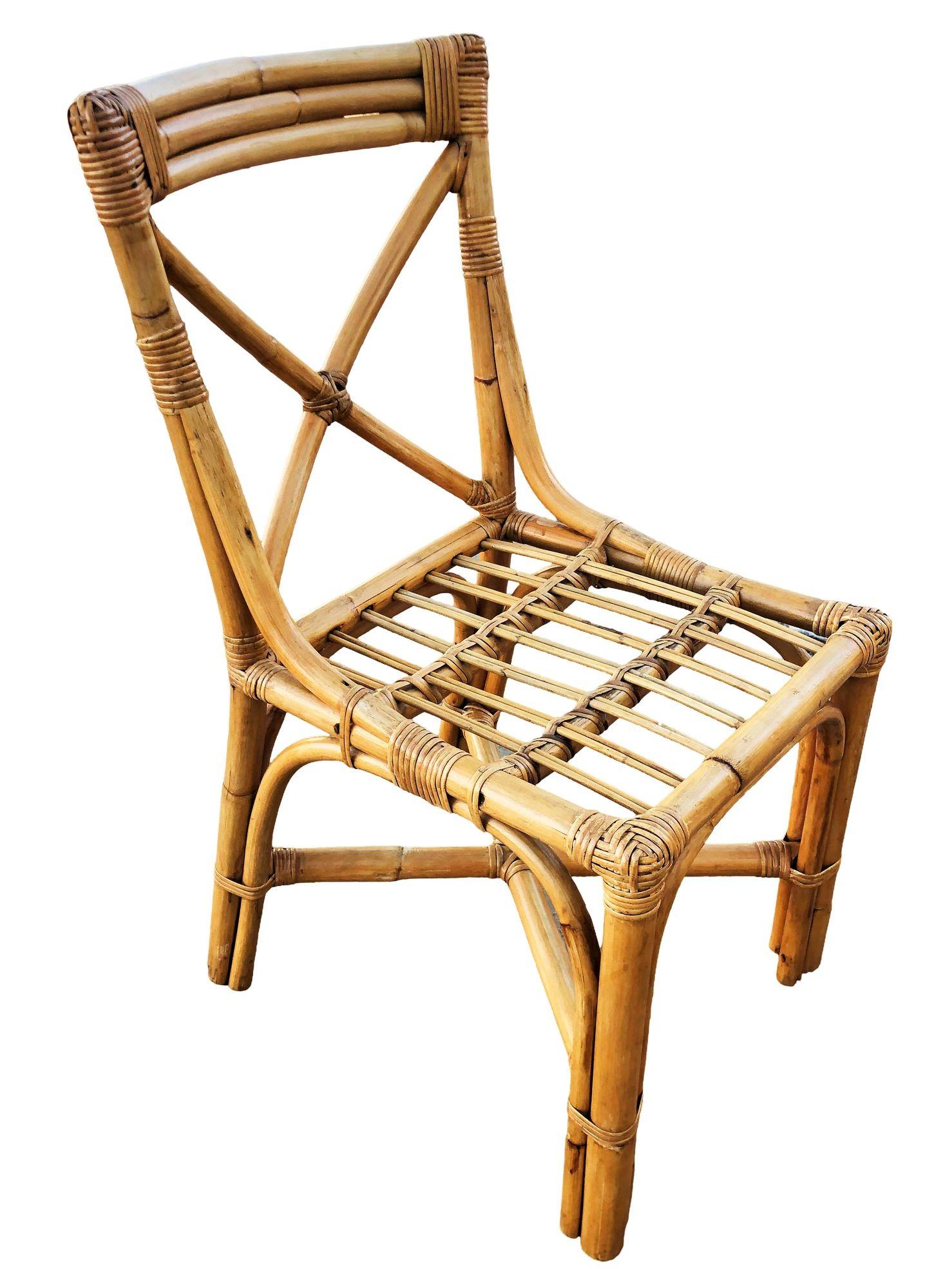 Un set di quattro sedie da pranzo in rattan con schienale a 