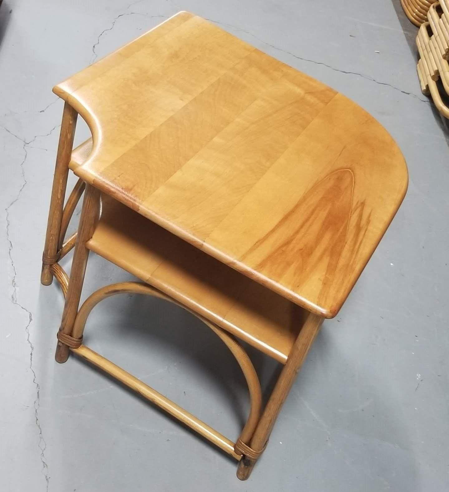 Restored Mid Century Maple and Faux Rattan Corner Table by Heywood Wakefield In Excellent Condition For Sale In Van Nuys, CA