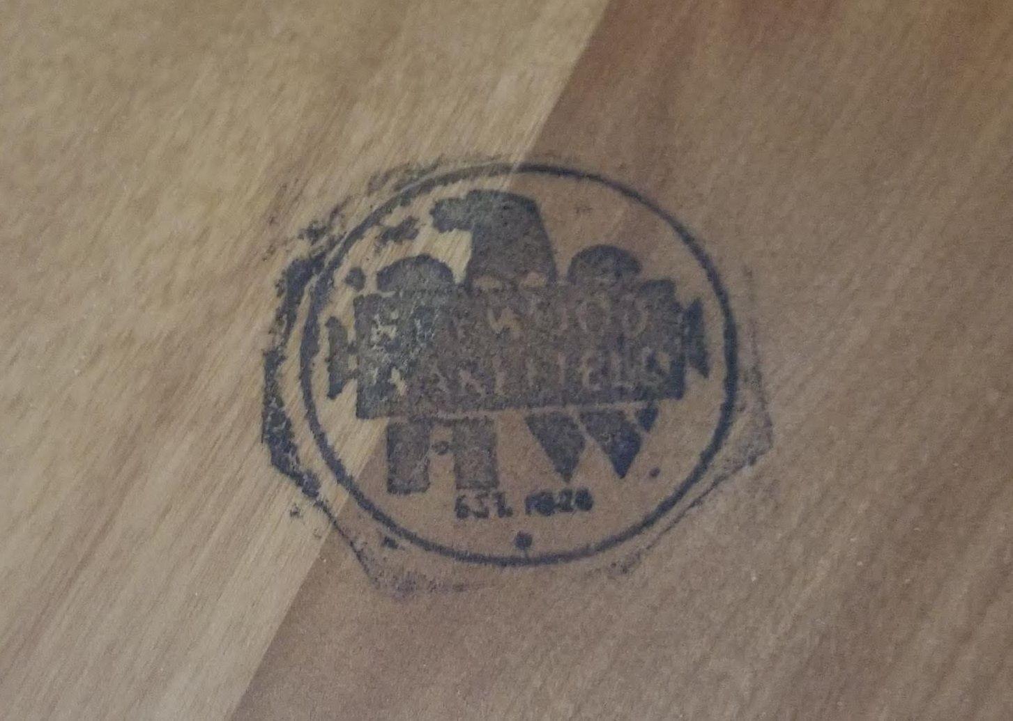 Érable Table d'angle restaurée en érable et faux rotin du milieu du siècle dernier par Heywood Wakefield en vente
