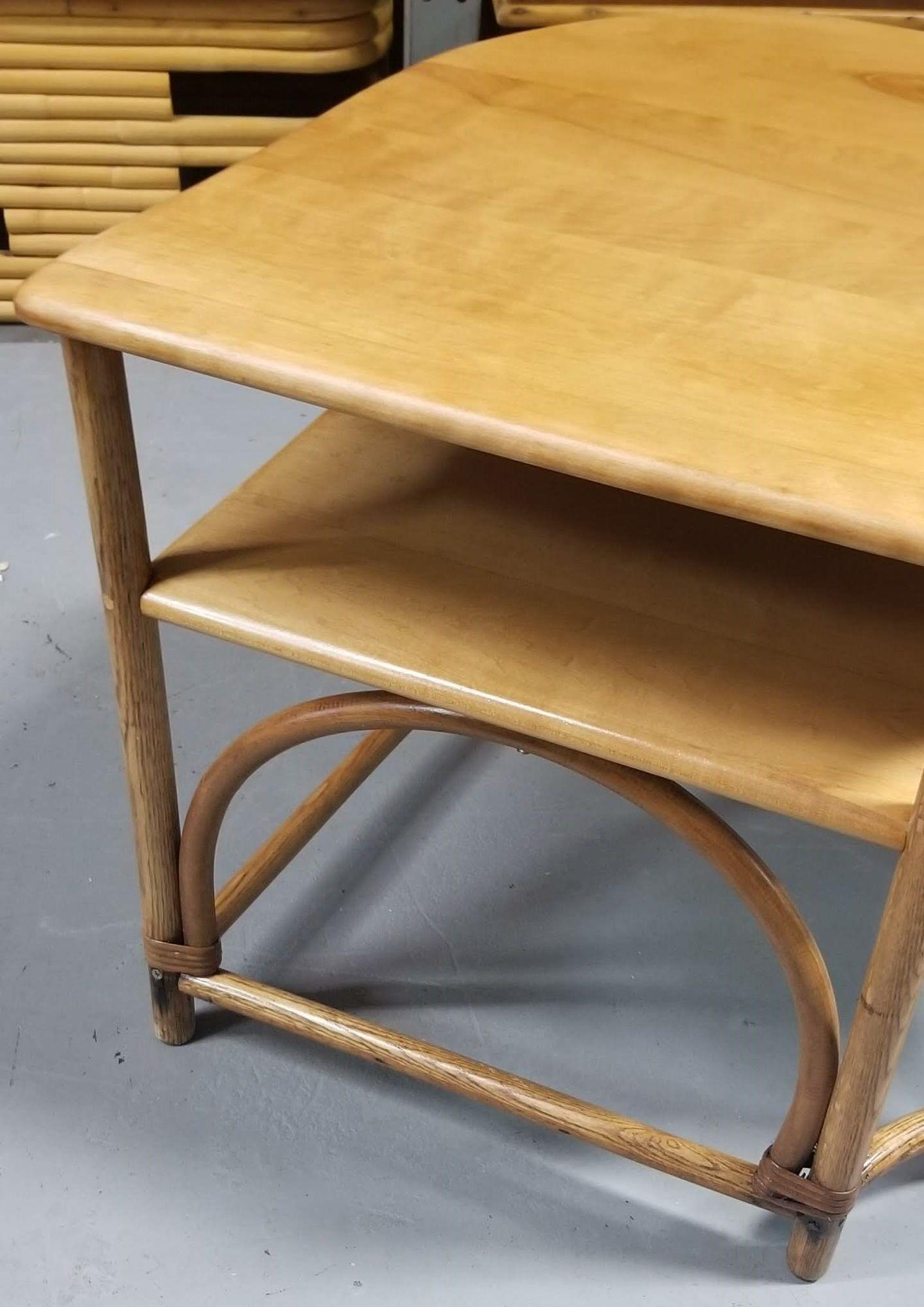 Érable Table d'angle restaurée en érable et faux rotin du milieu du siècle dernier par Heywood Wakefield en vente