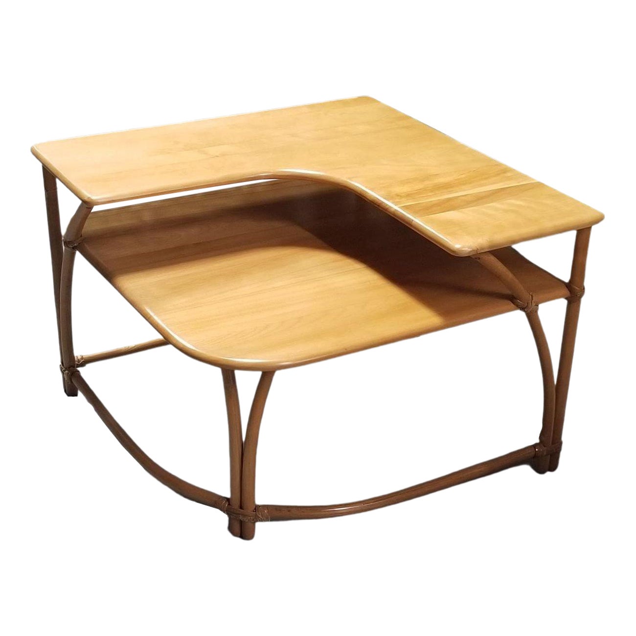 Mesa esquinera restaurada de arce y ratán sintético de mediados de siglo, de Heywood Wakefield