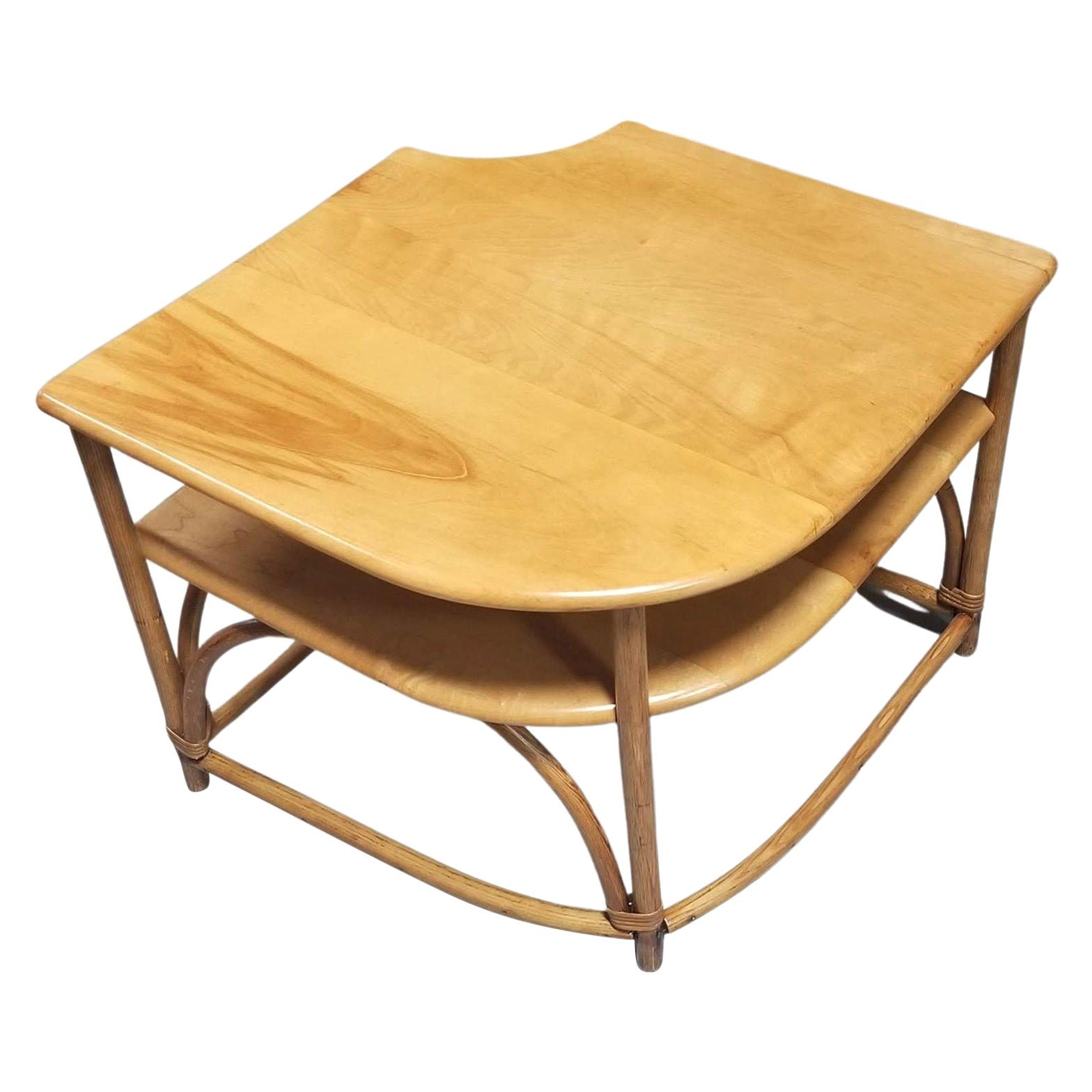 Mesa esquinera restaurada de arce y ratán sintético de mediados de siglo, de Heywood Wakefield en venta