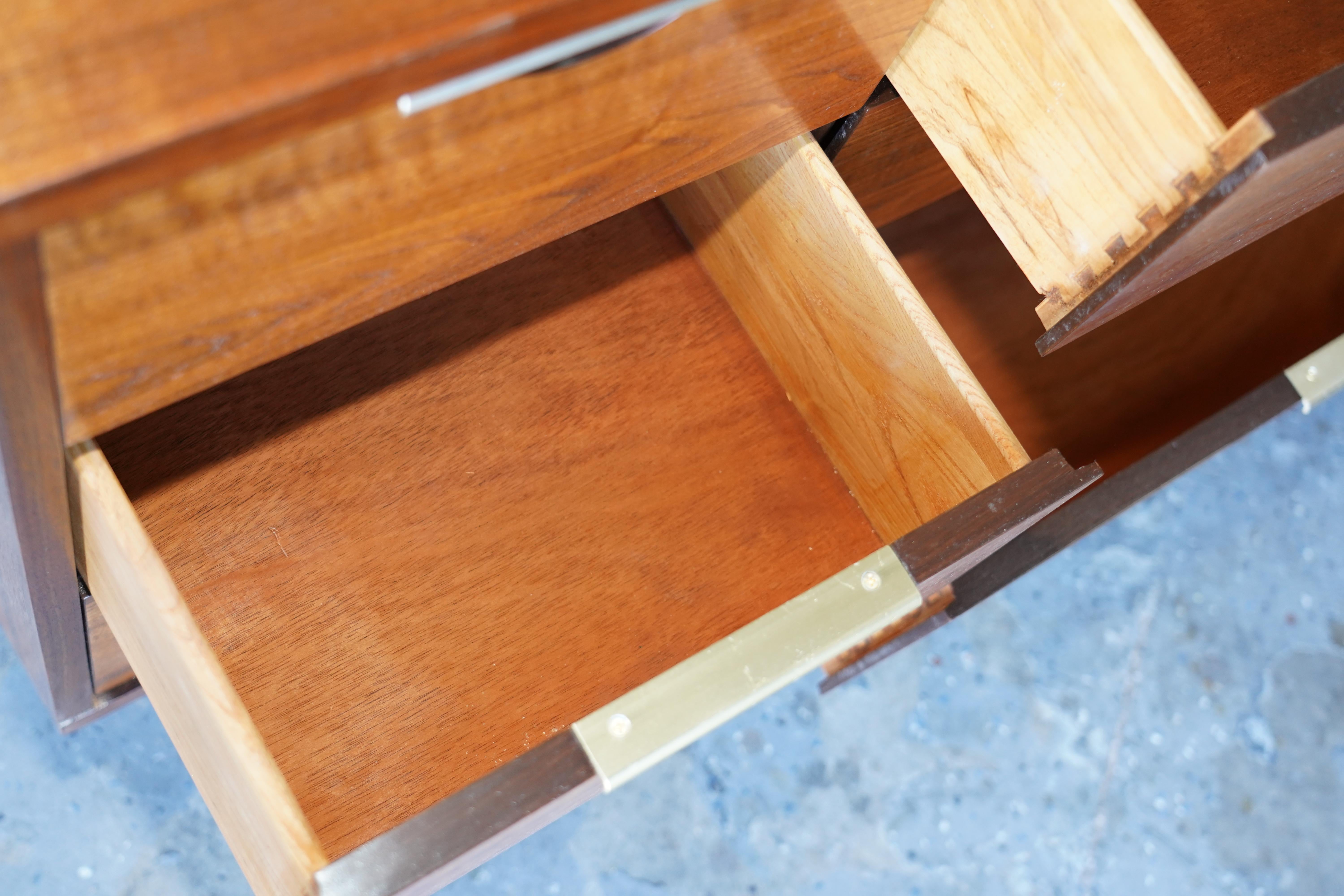 Tableau di Kent Coffey restaurato e moderno di metà secolo  Cassettiera Credenza in vendita 3