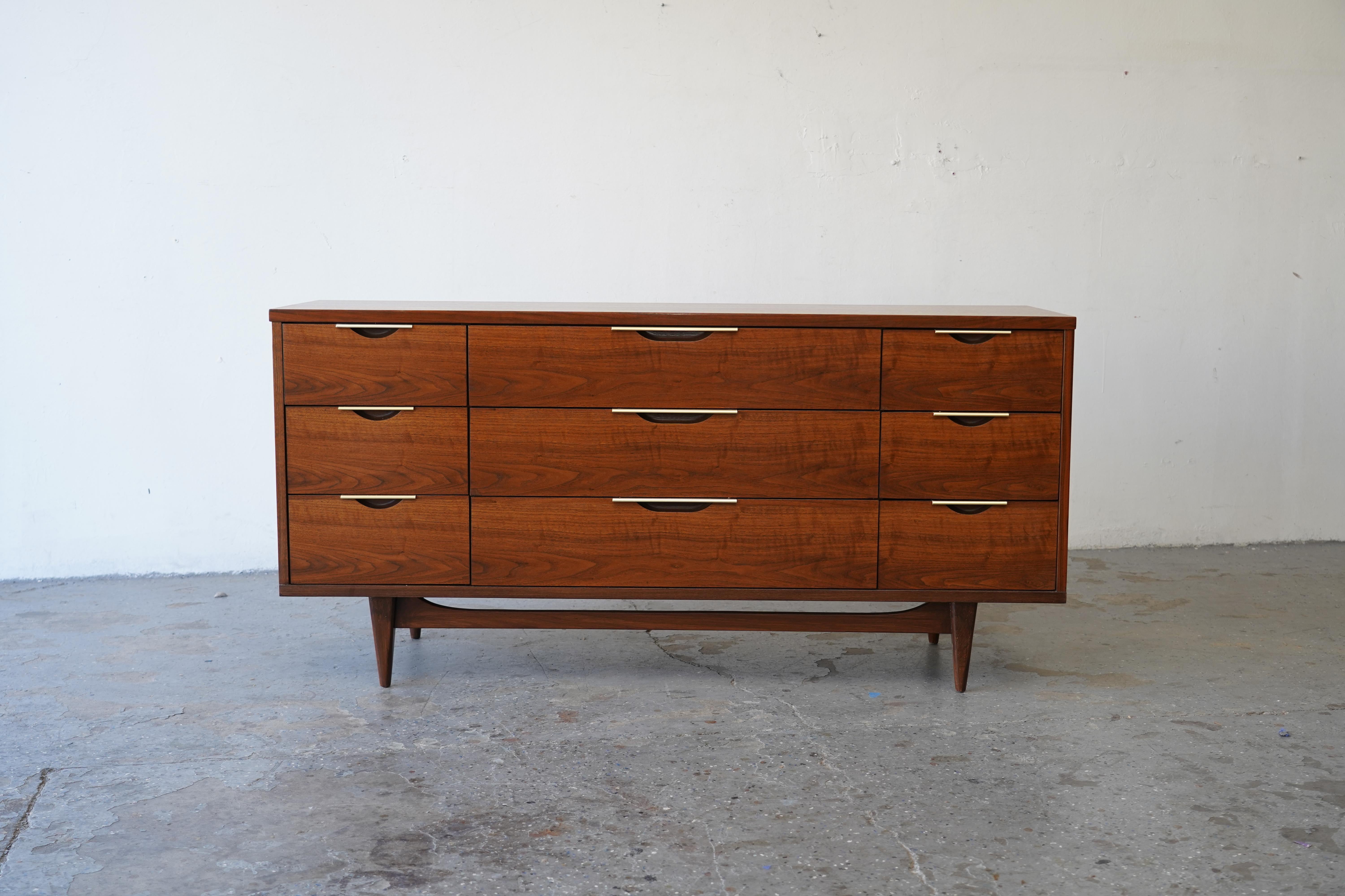 Tableau di Kent Coffey restaurato e moderno di metà secolo  Cassettiera Credenza

Si tratta di una credenza a cassettiera bassa moderna di metà secolo della collezione Tableau di Kent Coffey. Ha nove cassetti a coda di rondine dal design essenziale,