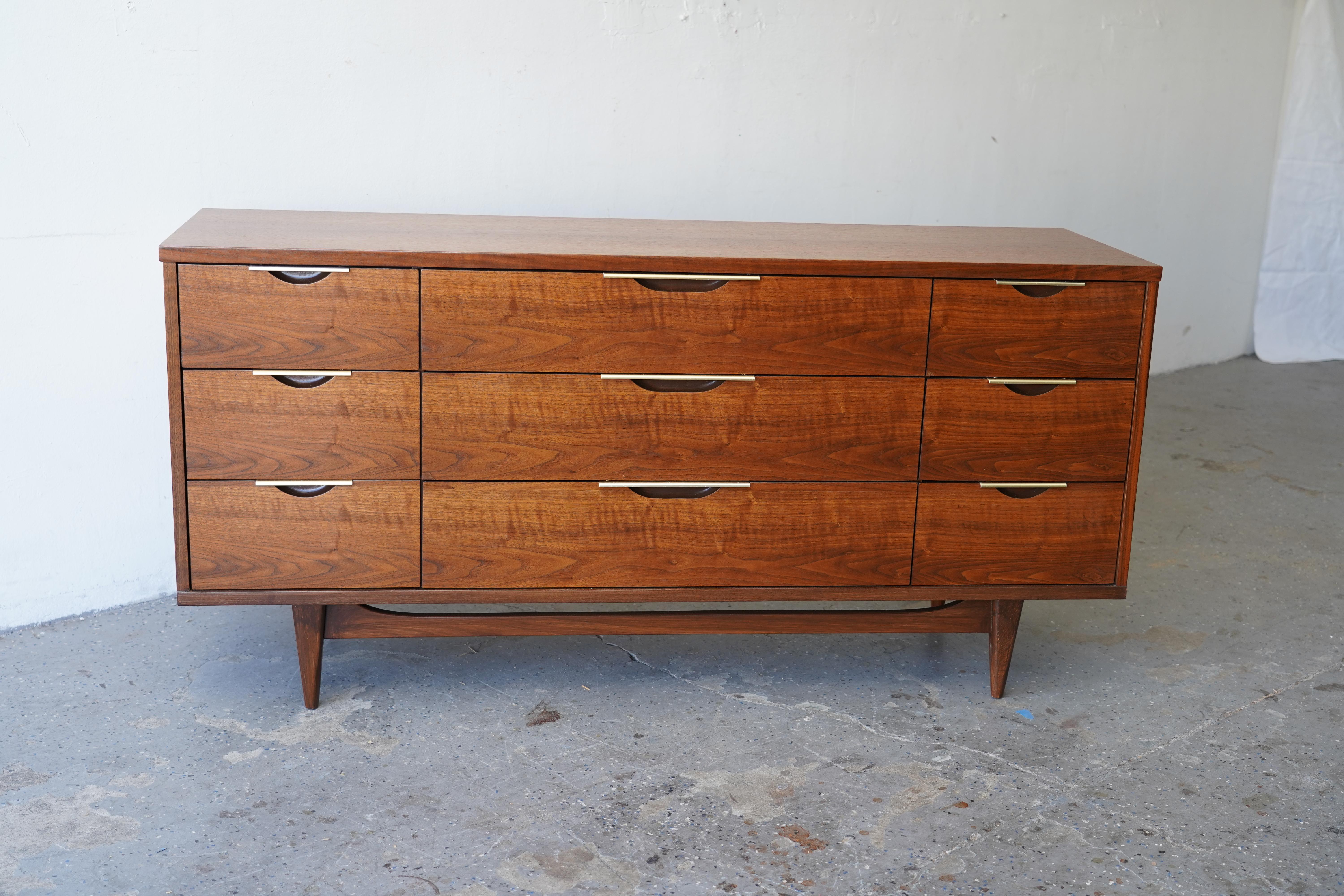 Mid-Century moderno Tableau di Kent Coffey restaurato e moderno di metà secolo  Cassettiera Credenza in vendita